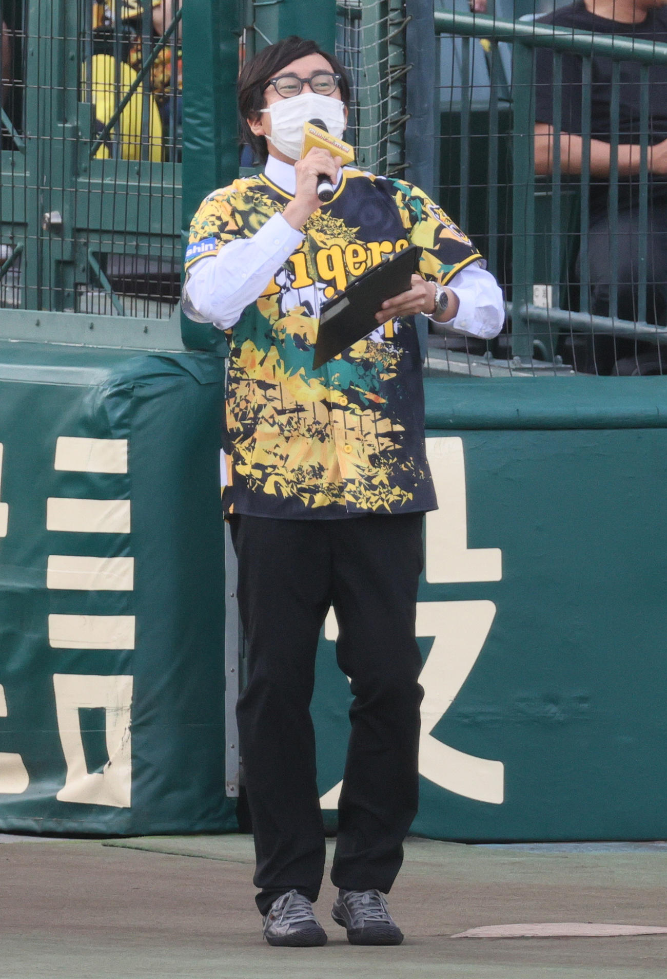 阪神対巨人　「ウル虎の夏2022」でスタメンを読み上げるおいでやす小田（撮影・上山淳一）