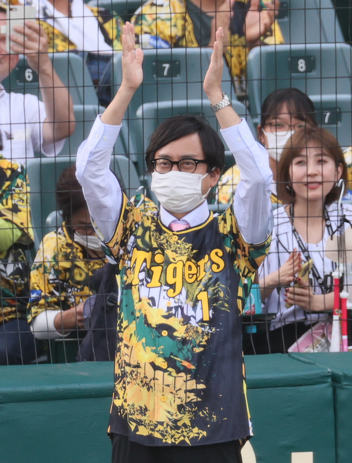 阪神対巨人　「ウル虎の夏2022」を盛り上げるおいでやす小田（撮影・上山淳一）