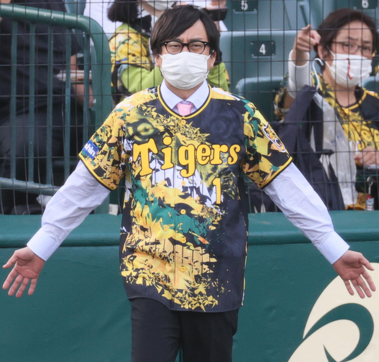 阪神対巨人　「ウル虎の夏2022」を盛り上げるおいでやす小田（撮影・上山淳一）