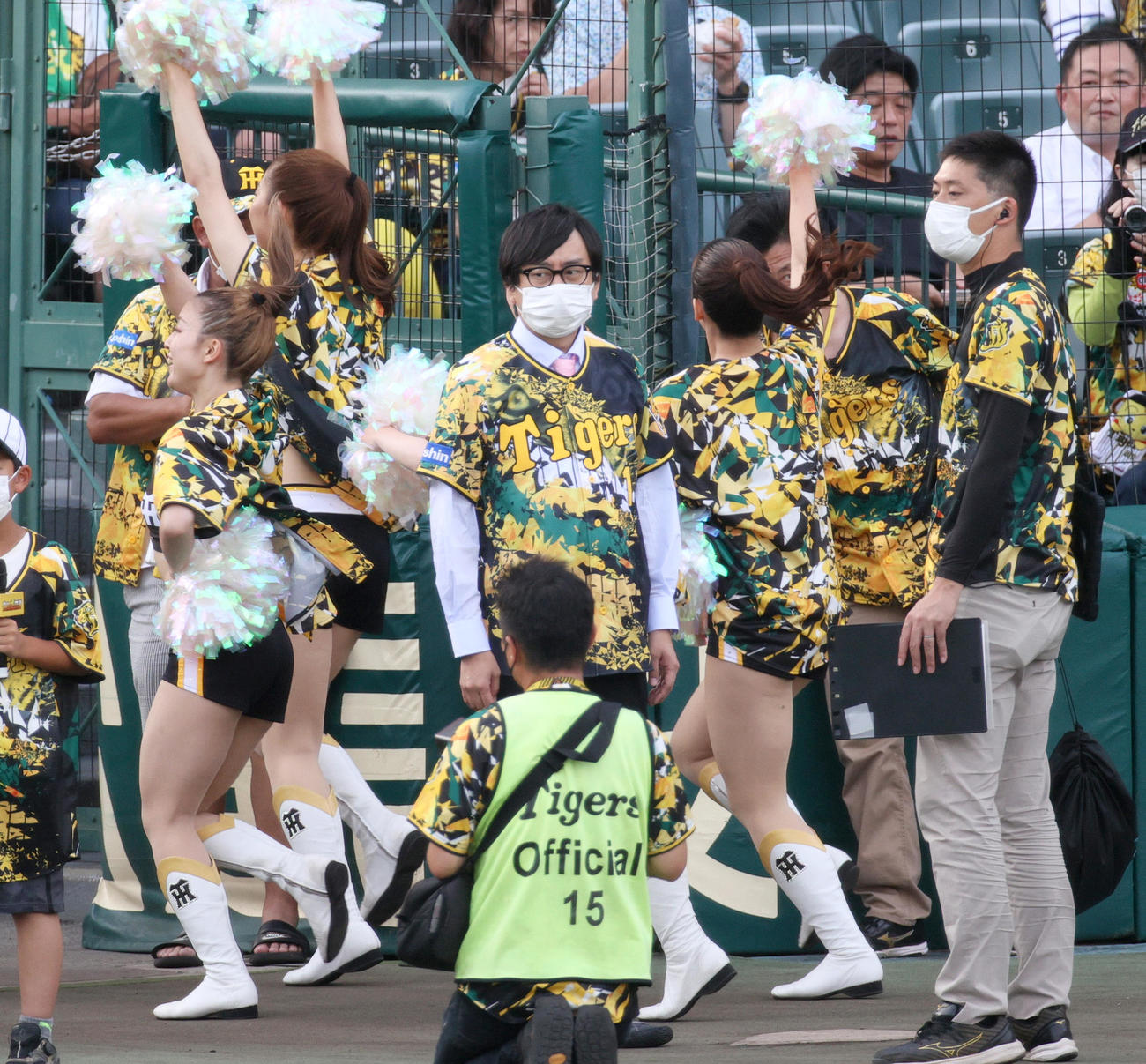 阪神対巨人　「ウル虎の夏2022」でグラウンドに現れるおいでやす小田（撮影・上山淳一）