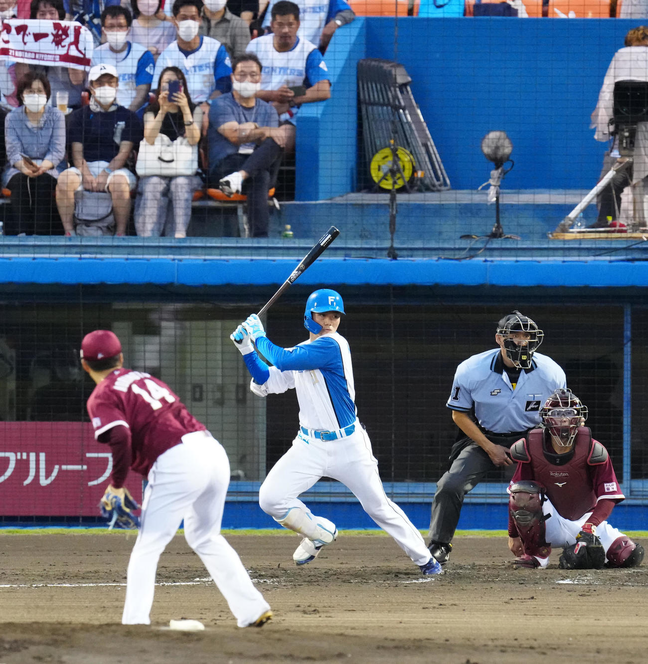日本ハム対楽天　2回裏日本ハム無死、三塁内野安打とする清宮。後方下段右端は父克幸氏（撮影・江口和貴）