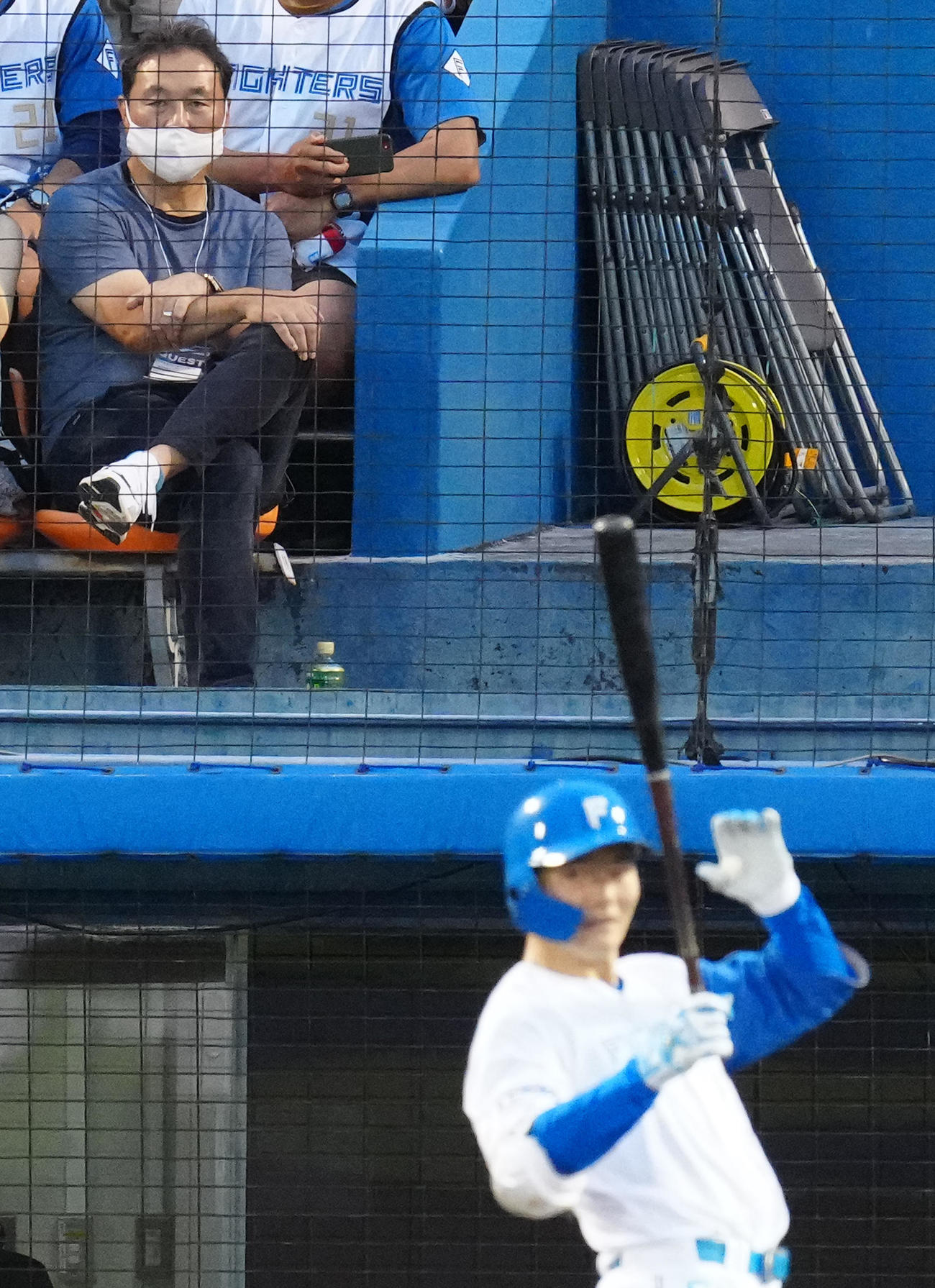 日本ハム対楽天　2回裏、観戦する日本ハム清宮（手前）の父克幸氏（撮影・江口和貴）