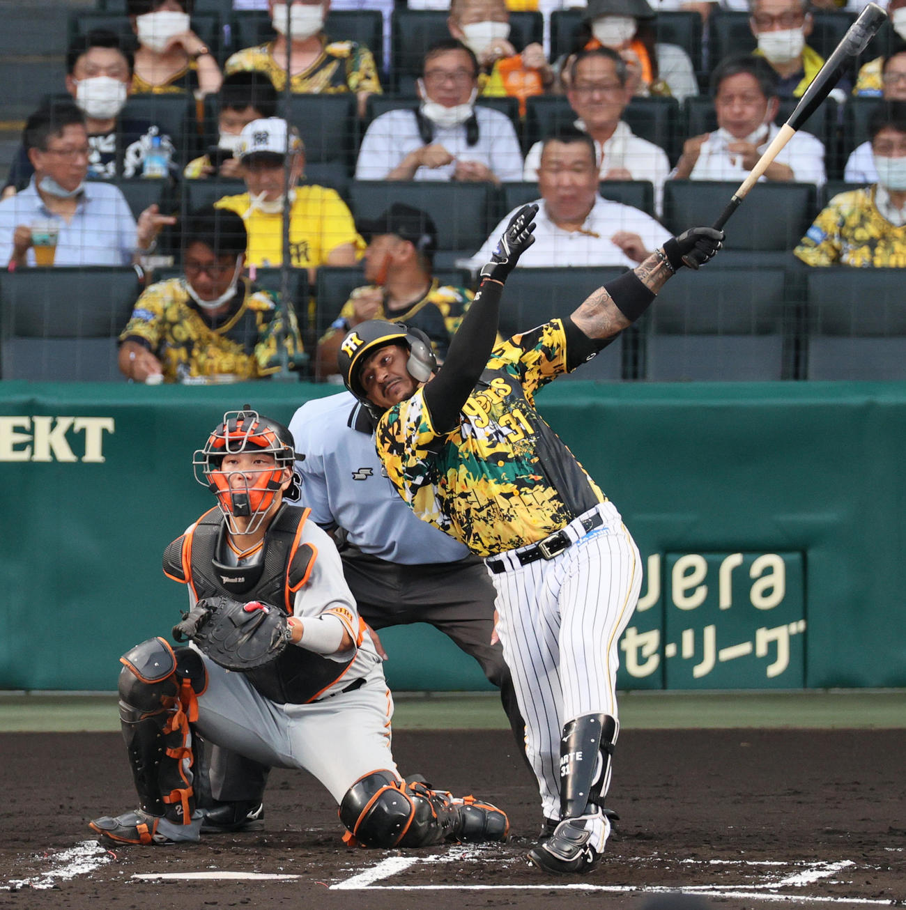 阪神対巨人　1回裏阪神1死一、三塁、マルテは右前適時打を放つ（撮影・上山淳一）