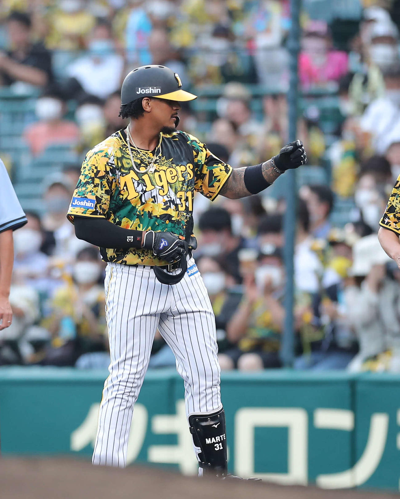 阪神対巨人　1回裏阪神1死一、三塁、右前適時打を放ち出塁するマルテ（撮影・河田真司）