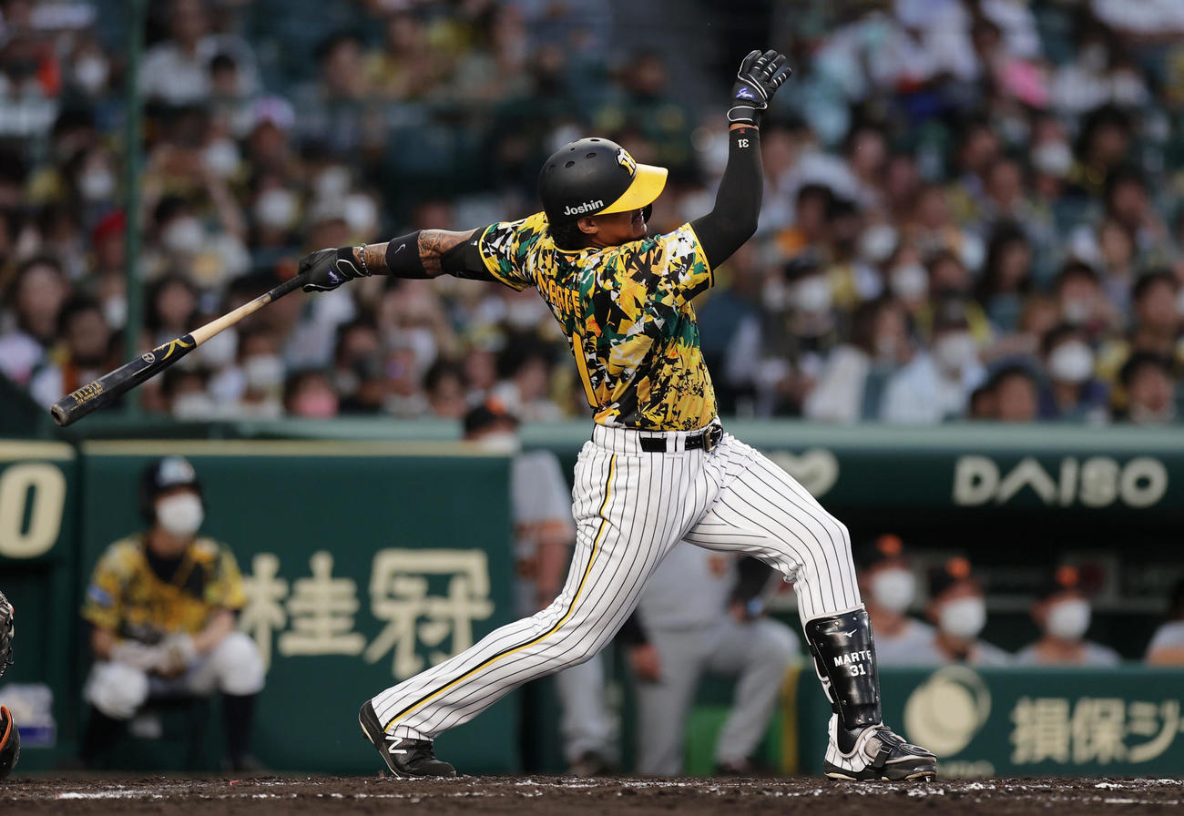 阪神対巨人　2回裏阪神2死三塁、左前適時打を放つマルテ（撮影・前田充）