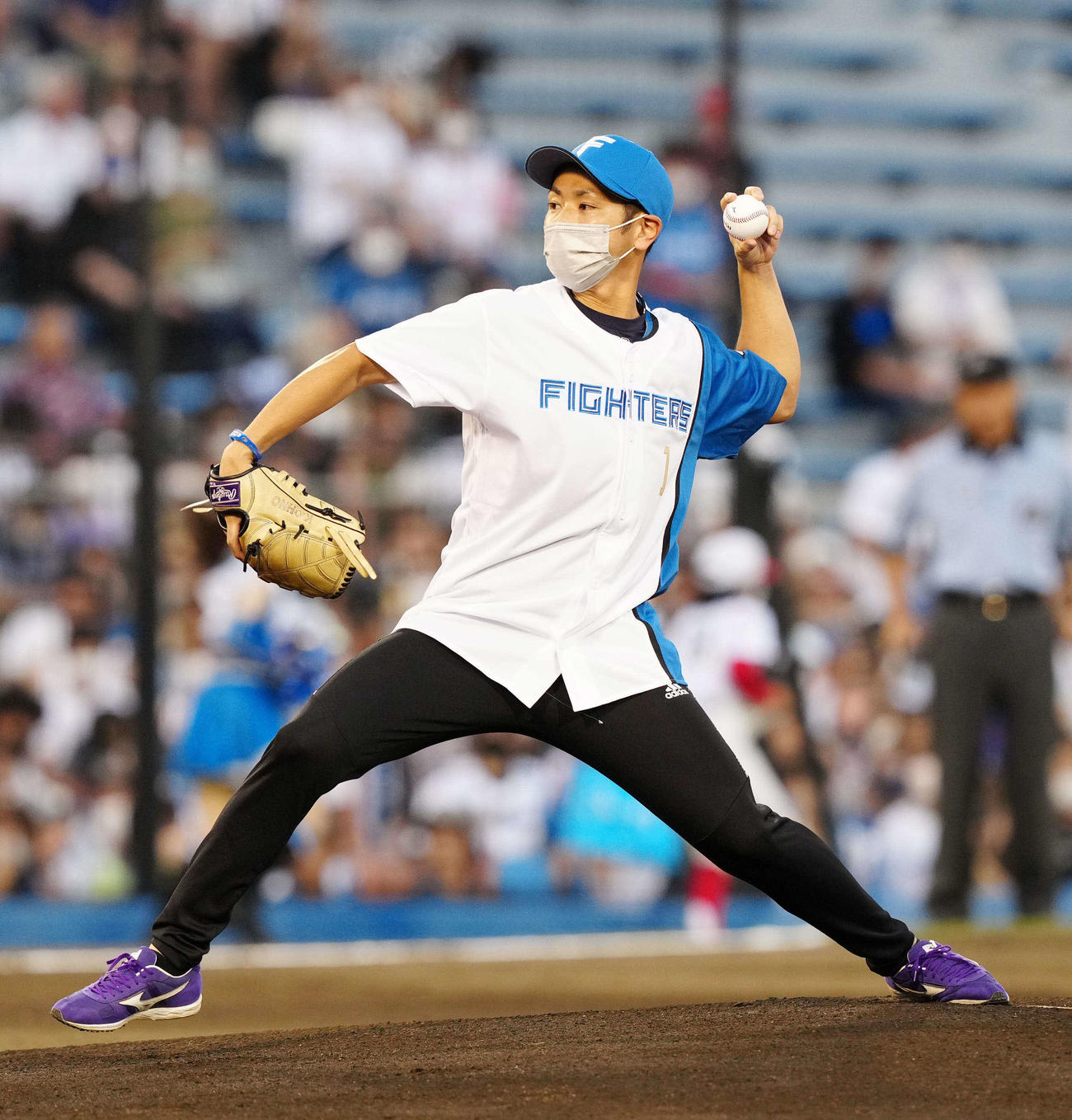 日本ハム対楽天　始球式に臨む大野健介氏（撮影・江口和貴）