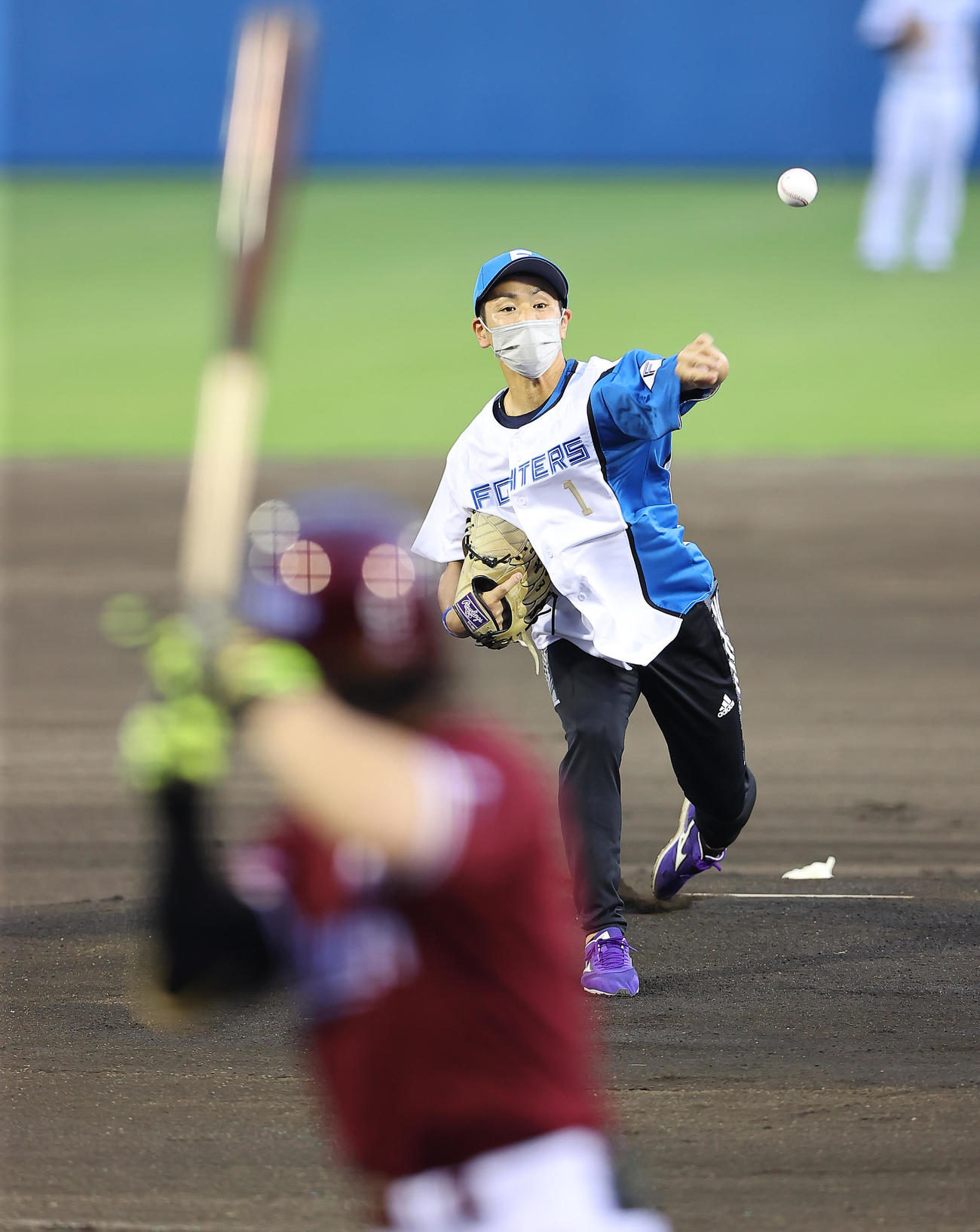 日本ハム対楽天　始球式を行う大野健介氏（撮影・垰建太）