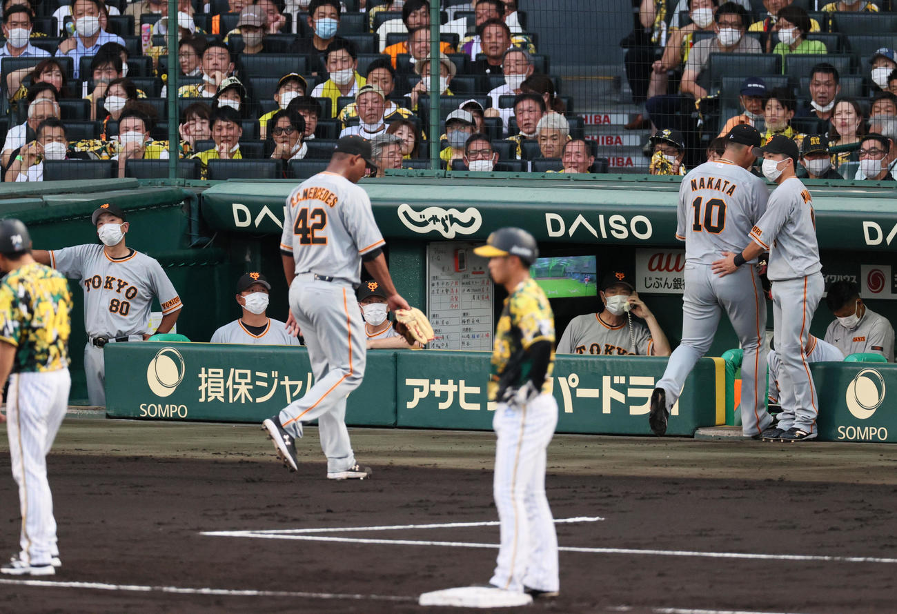 阪神対巨人　2回裏阪神1死一、三塁、近本光司の一ゴロをエラーの一塁手中田（右から4人目）と先発メルセデス（左から4人目）は途中交代となる（撮影・上山淳一）