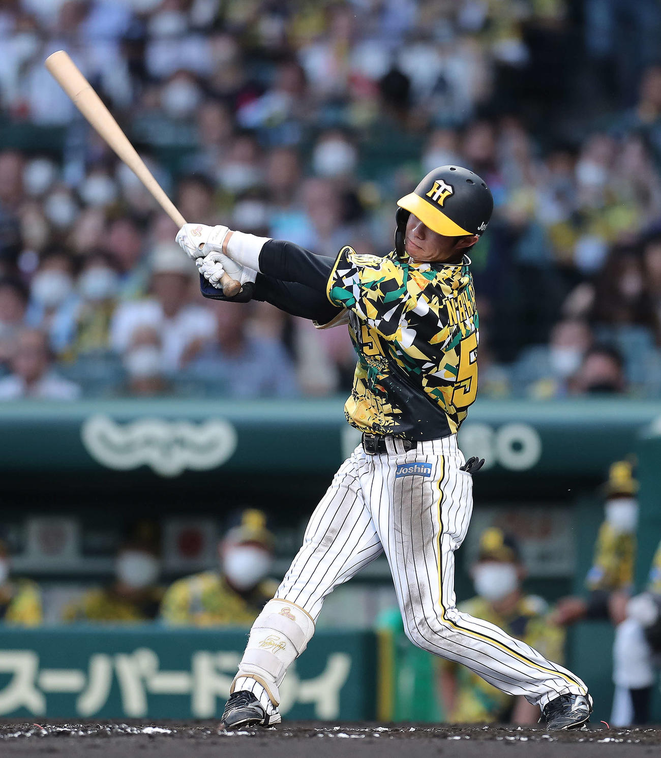 阪神対巨人　2回裏阪神1死、中越え二塁打を放つ中野（撮影・河田真司）