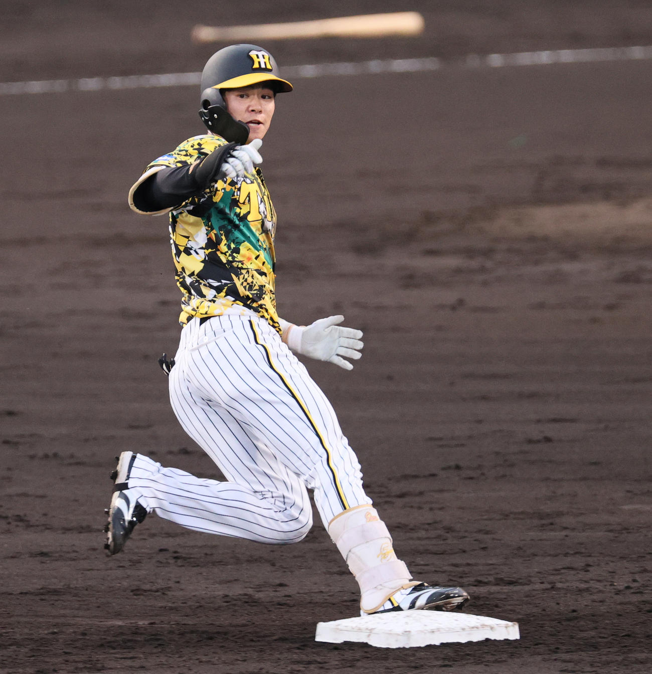 阪神対巨人　2回裏阪神1死、中野はセンターへ二塁打を放ち二塁へ到達（撮影・上山淳一）