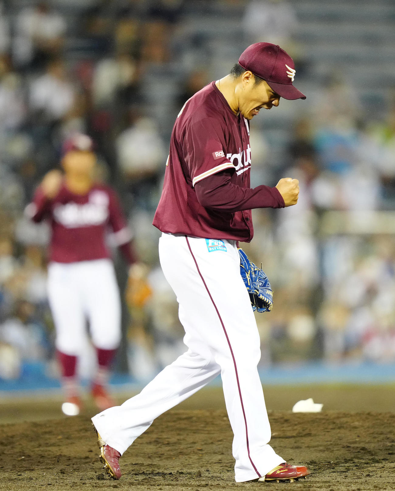 日本ハム対楽天　6回裏日本ハム無死一塁、松本剛を空振り三振に仕留め、上川畑の盗塁阻止で併殺としガッツポーズを見せる則本（撮影・江口和貴）