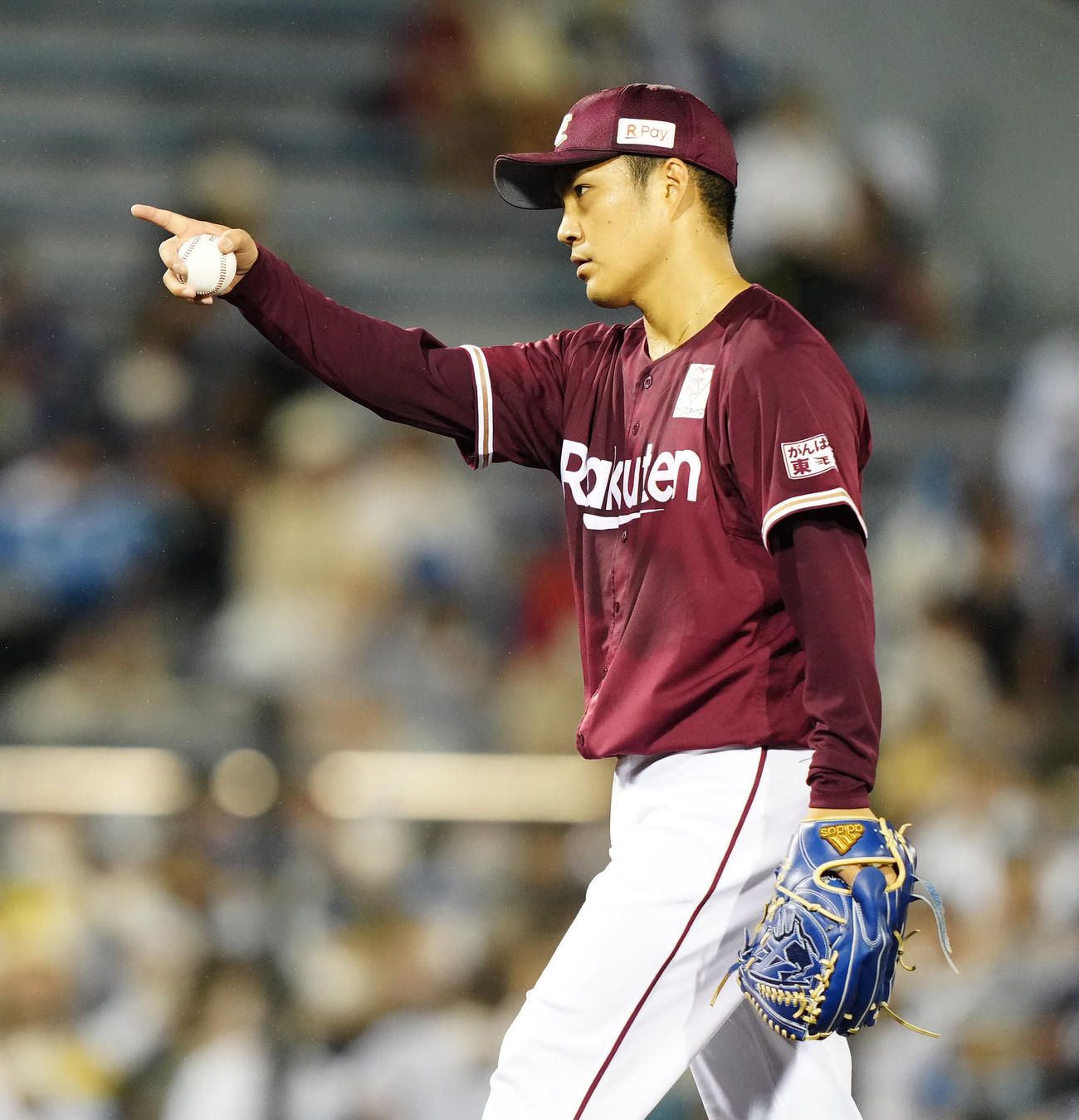 日本ハム対楽天　6回裏日本ハム無死一塁、松本剛を空振り三振に仕留めた則本は、上川畑の盗塁を阻止した捕手太田を指さす（撮影・江口和貴）