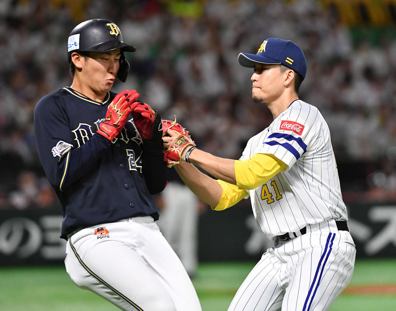 ソフトバンク対オリックス　3回表オリックス無死、紅林（左）を投ゴロに抑える千賀（撮影・岩下翔太）