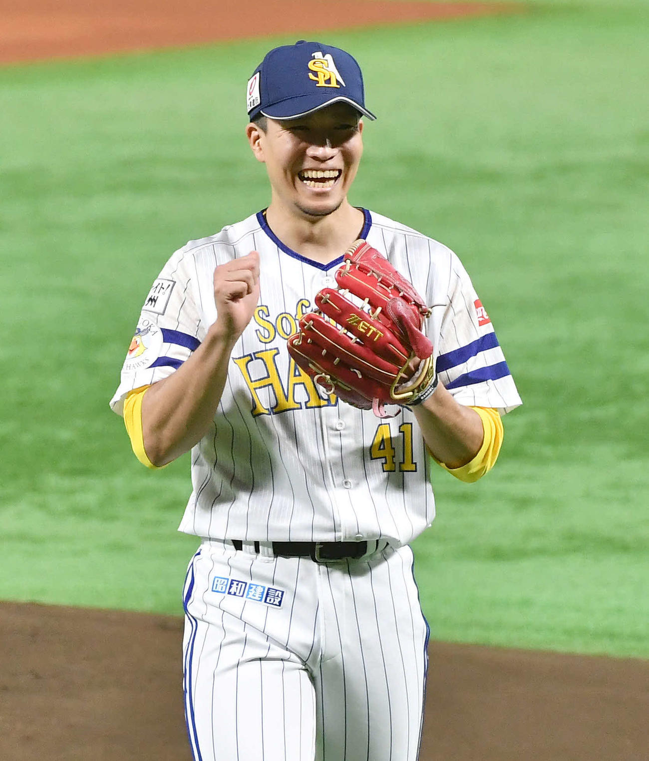 ソフトバンク対オリックス　1回表オリックス1死、大城を空振り三振に抑え、笑顔を見せる千賀（撮影・岩下翔太）