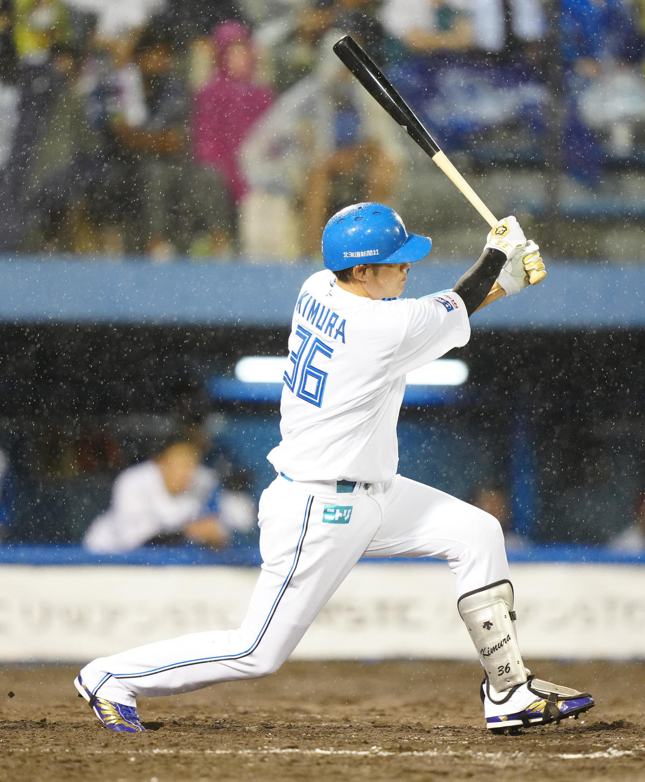 日本ハム対楽天　7回裏日本ハム2死二、三塁、左越えに逆転3点本塁打を放つ木村（撮影・江口和貴）