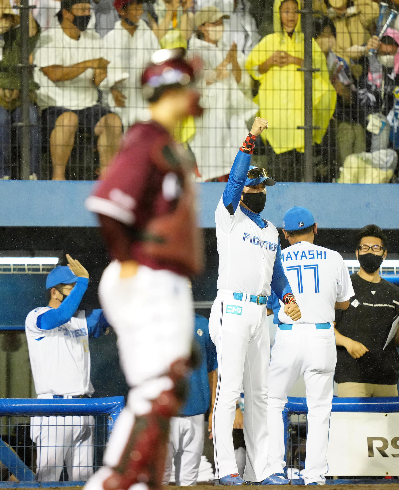 日本ハム対楽天　7回裏日本ハム2死二、三塁、木村が逆転3点本塁打を放ち、ガッツポーズを見せる新庄監督（撮影・江口和貴）