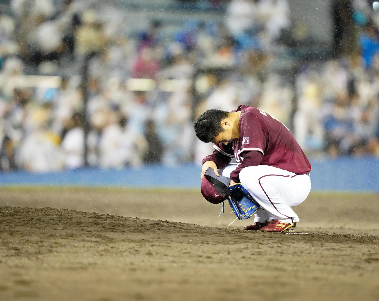 日本ハム対楽天　7回裏日本ハム2死二、三塁、木村に逆転3点本塁打を浴び、座り込む則本（撮影・江口和貴）