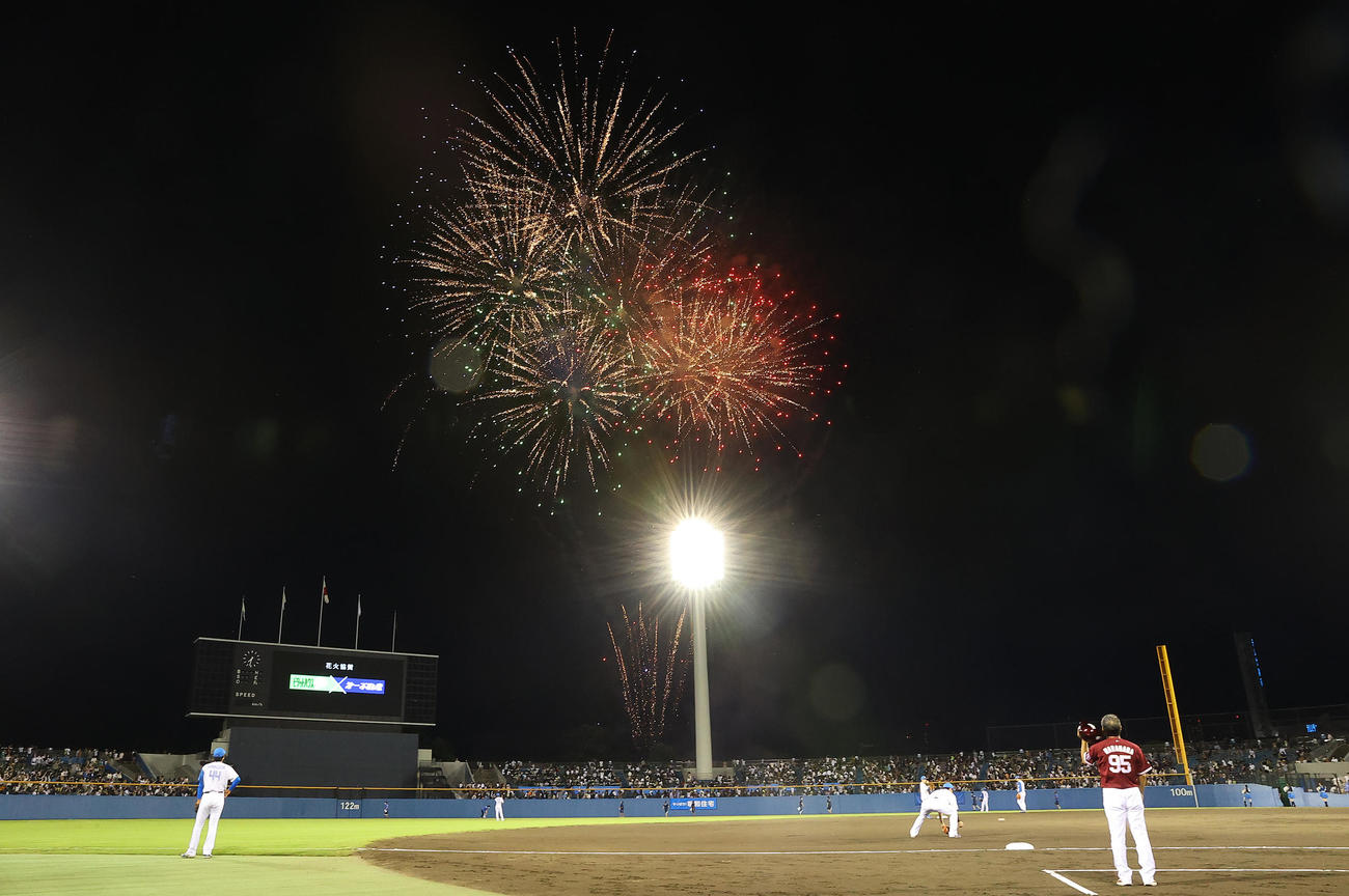 日本ハム対楽天　5回、終了時に静岡の夜空に打ち上がる花火（撮影・垰建太）