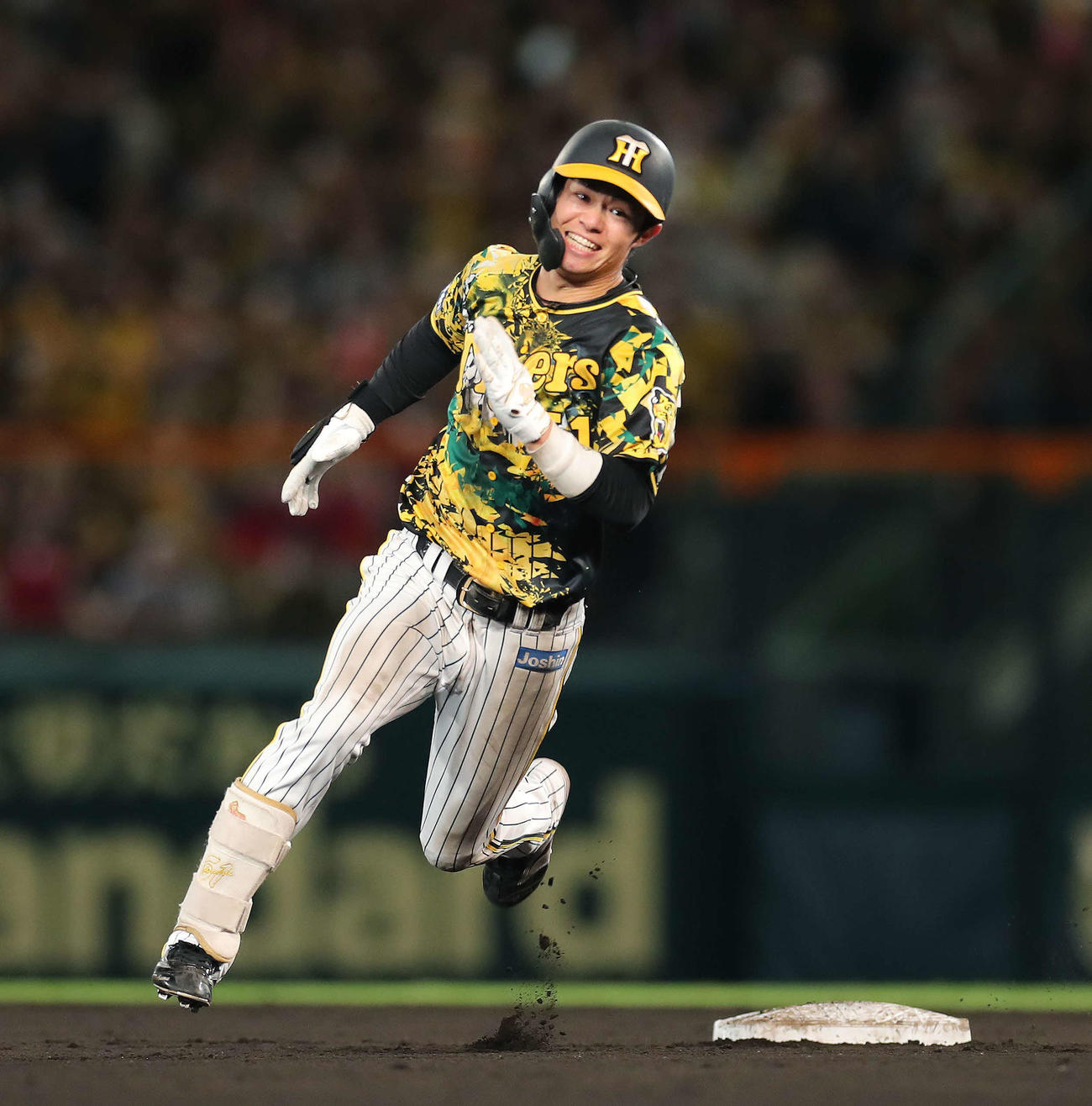 阪神対巨人　6回裏阪神1死、中越えに放ち二塁を回る中野（撮影・河田真司）