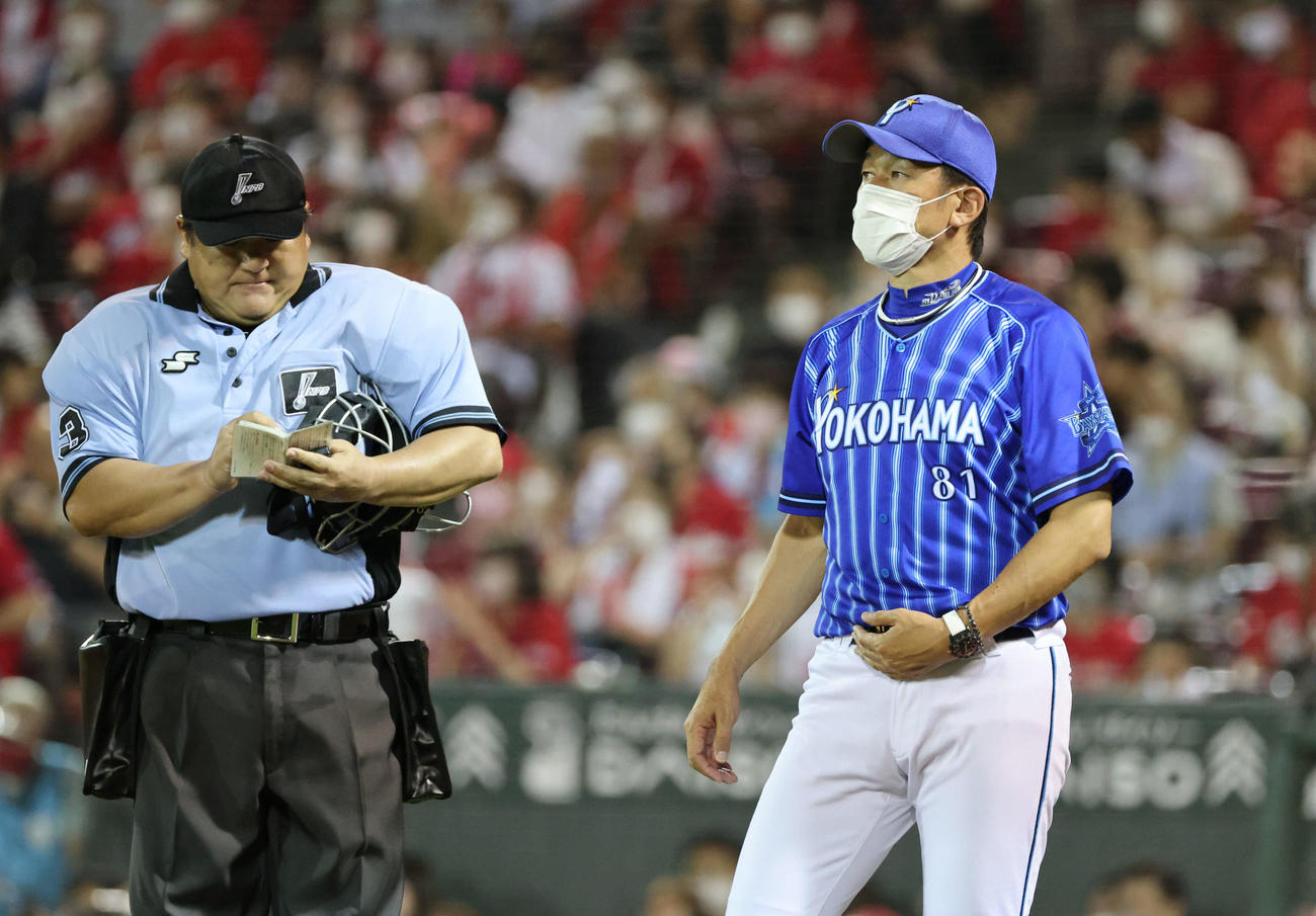 広島対DeNA 6回裏広島1死一、三塁、交代を告げる三浦監督（撮影・加藤孝規）