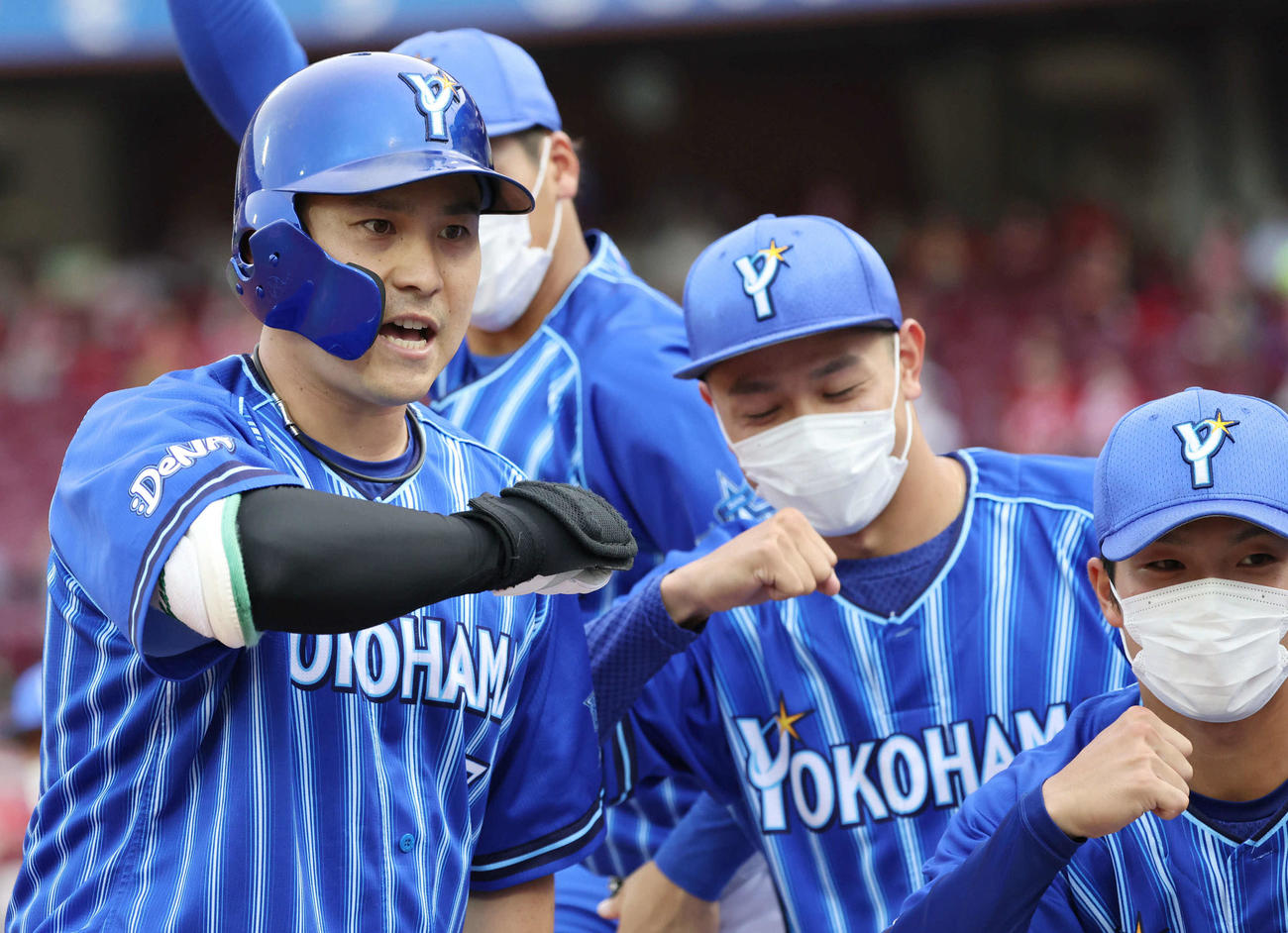 広島対DeNA 1回表DeNA2死、先制右越え本塁打を放った佐野（左）はナインと「デスターシャ」を決める（撮影・加藤孝規）