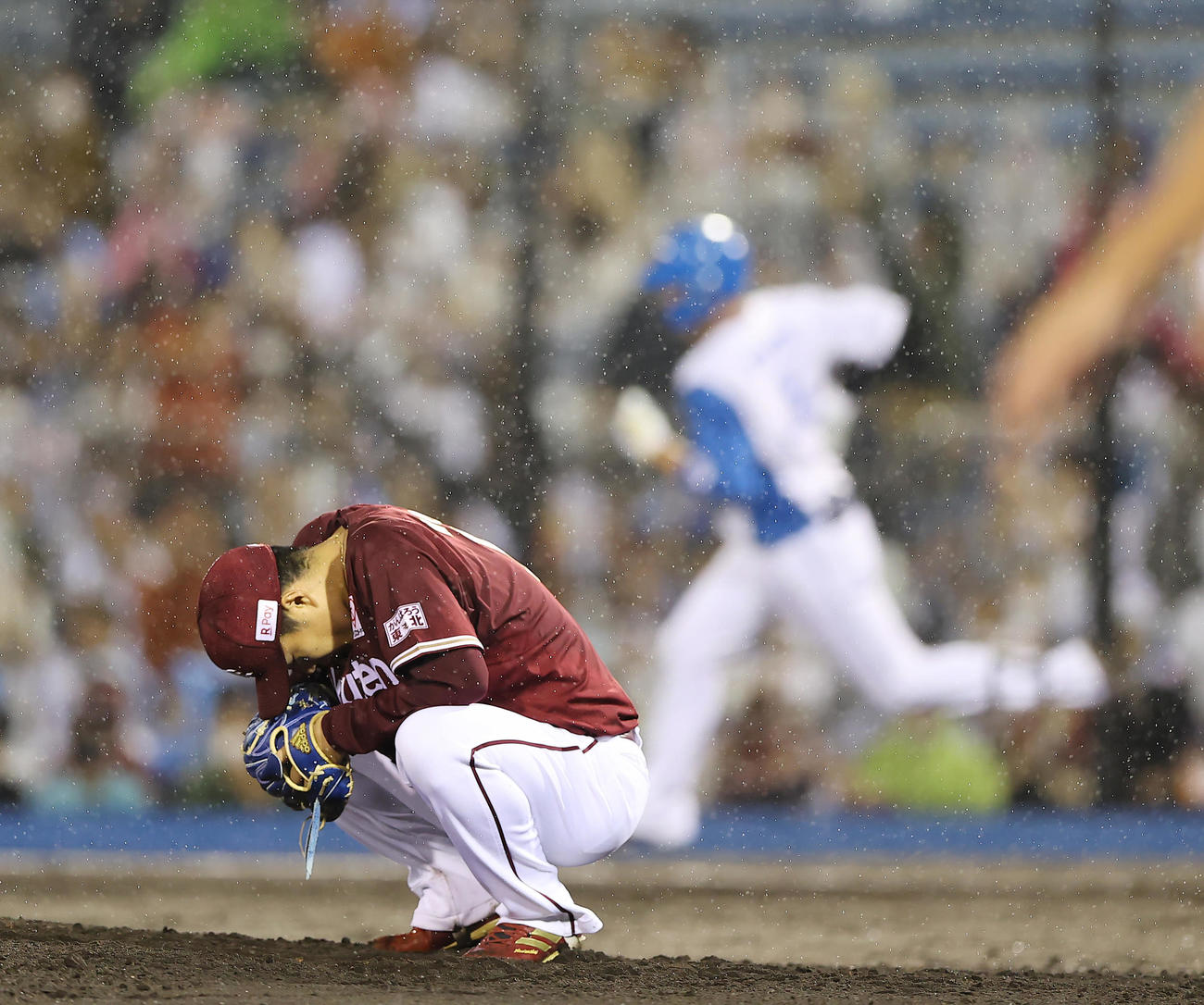 日本ハム対楽天　7回裏日本ハム2死二、三塁、木村（後方）に左越え3点本塁打を浴びがっくりと肩を落とす則本（撮影・垰建太）