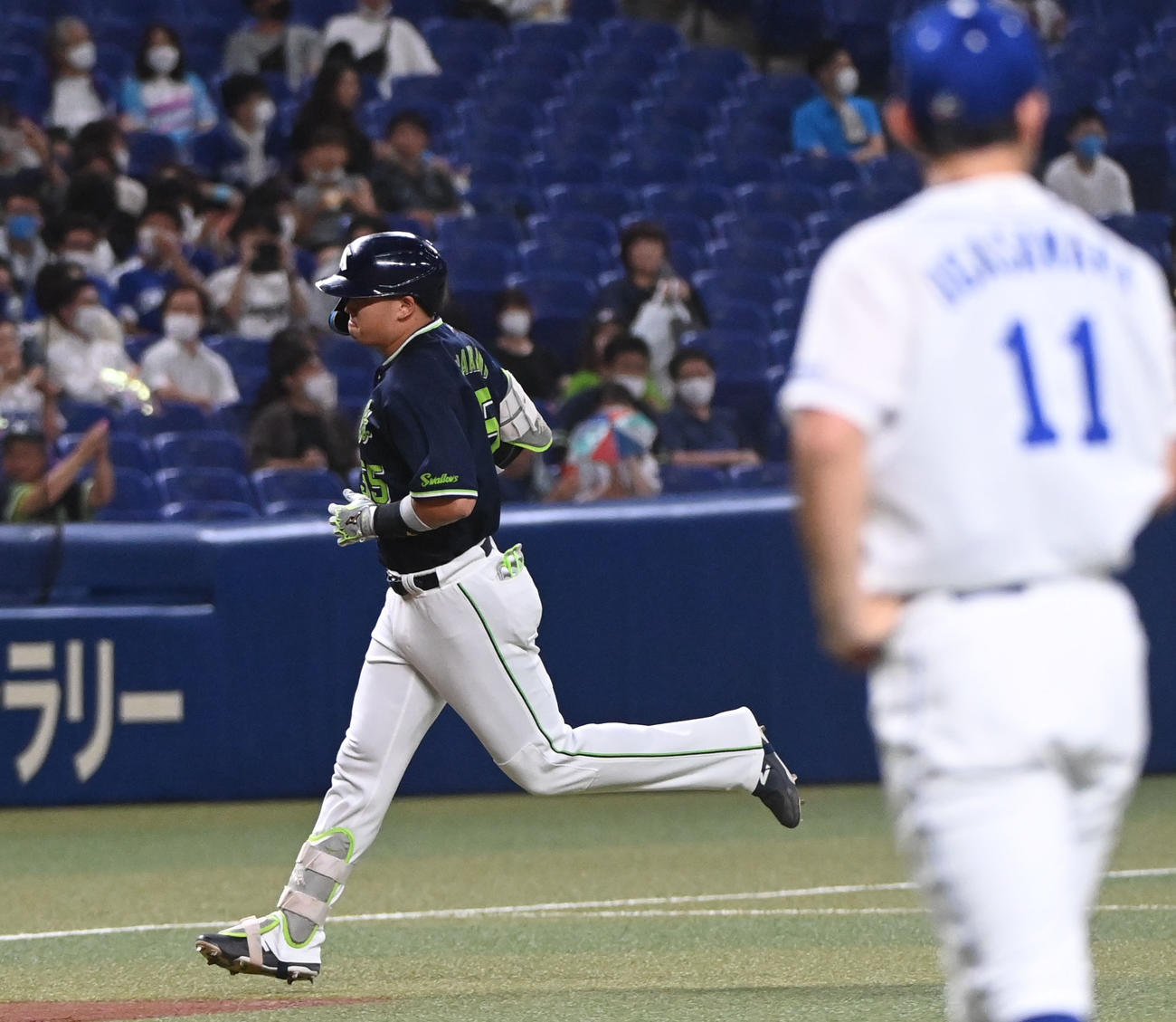 中日対ヤクルト　1回表ヤクルト2死一塁、先制の中越え2点本塁打を放ちベースを回る村上（撮影・森本幸一）