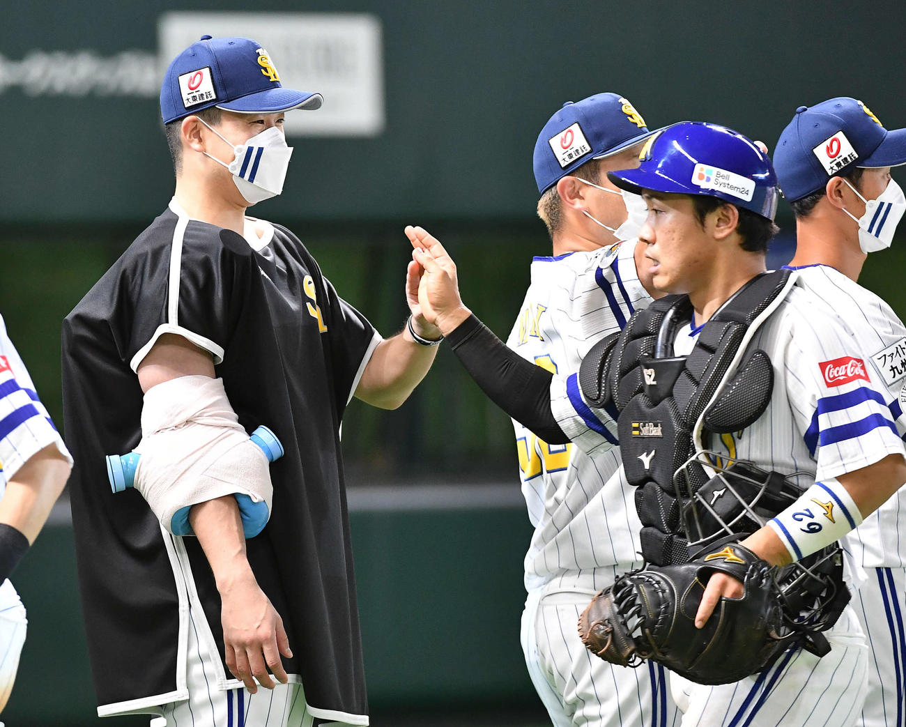 ソフトバンク対オリックス　オリックスに勝利し、海野（右）と笑顔でタッチを交わす千賀（撮影・岩下翔太）