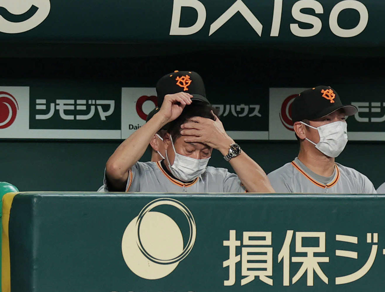 阪神対巨人　8回裏、失点を重ね、ベンチで頭を抱える巨人原監督（左）（撮影・前田充）