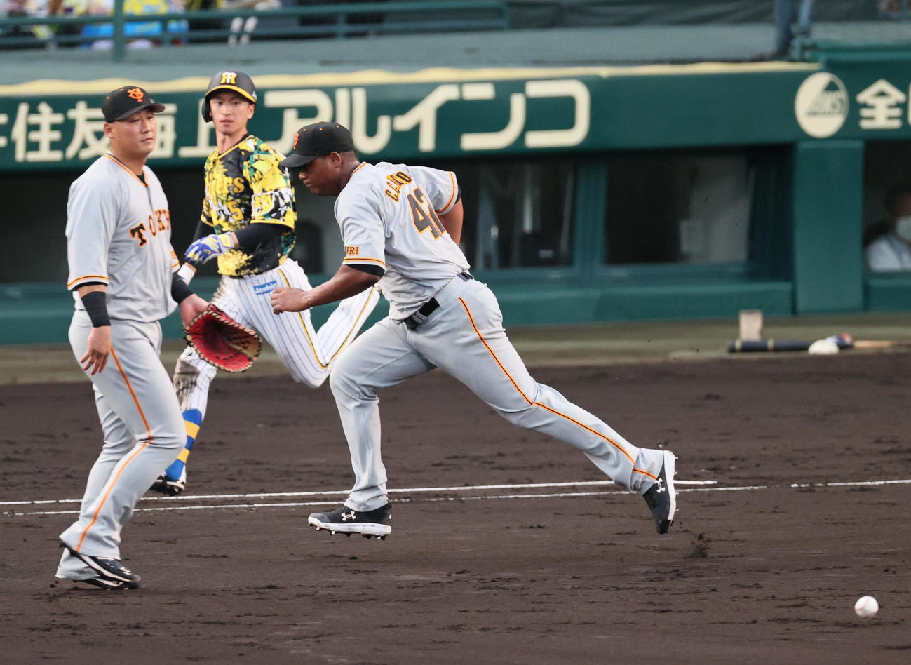 阪神対巨人　2回裏阪神1死二、三塁、近本（中央）の打球を一塁手中田（左）がファンブルする。右はメルセデス（撮影・上山淳一）