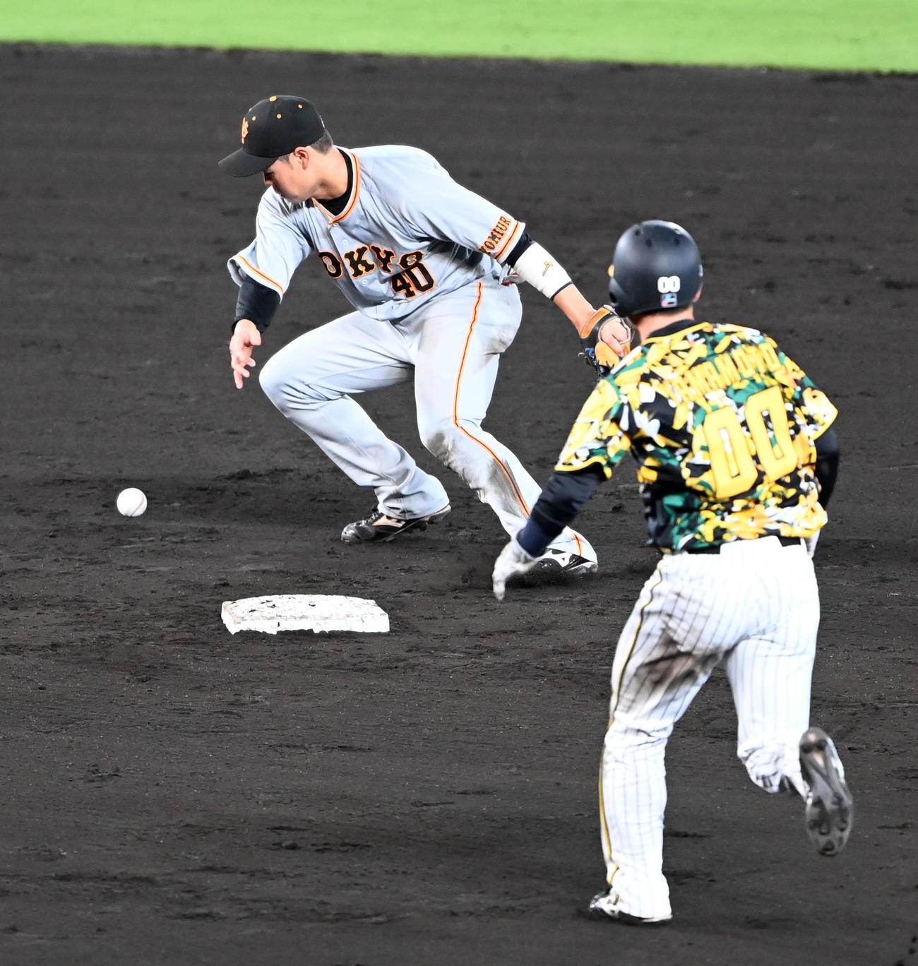 阪神対巨人　7回裏阪神2死一、三塁、西勇の遊撃への打球を中山が適時失策。走者山本（撮影・前岡正明）