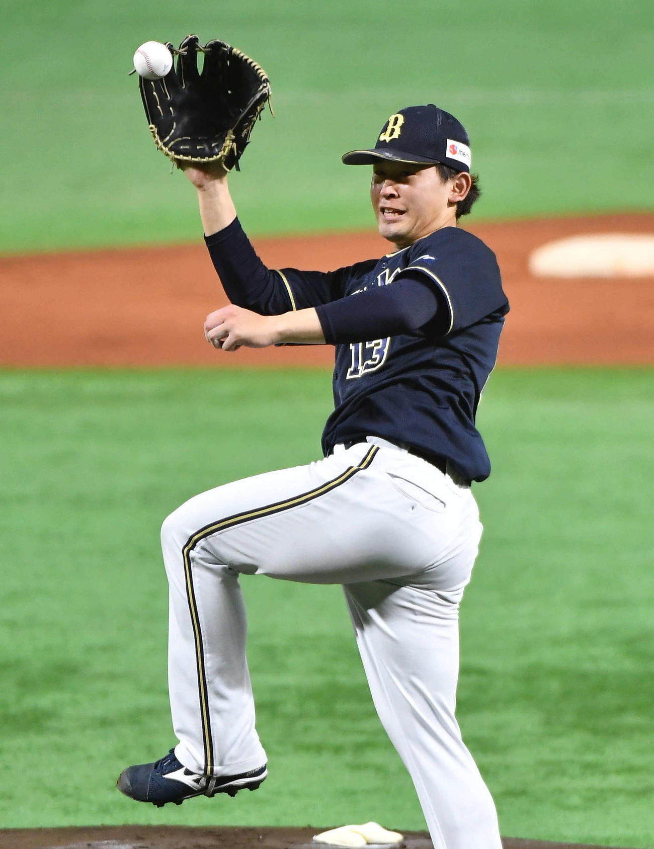 ソフトバンク対オリックス　1回裏ソフトバンク1死、今宮の打球にグラブを伸ばす宮城（撮影・岩下翔太）