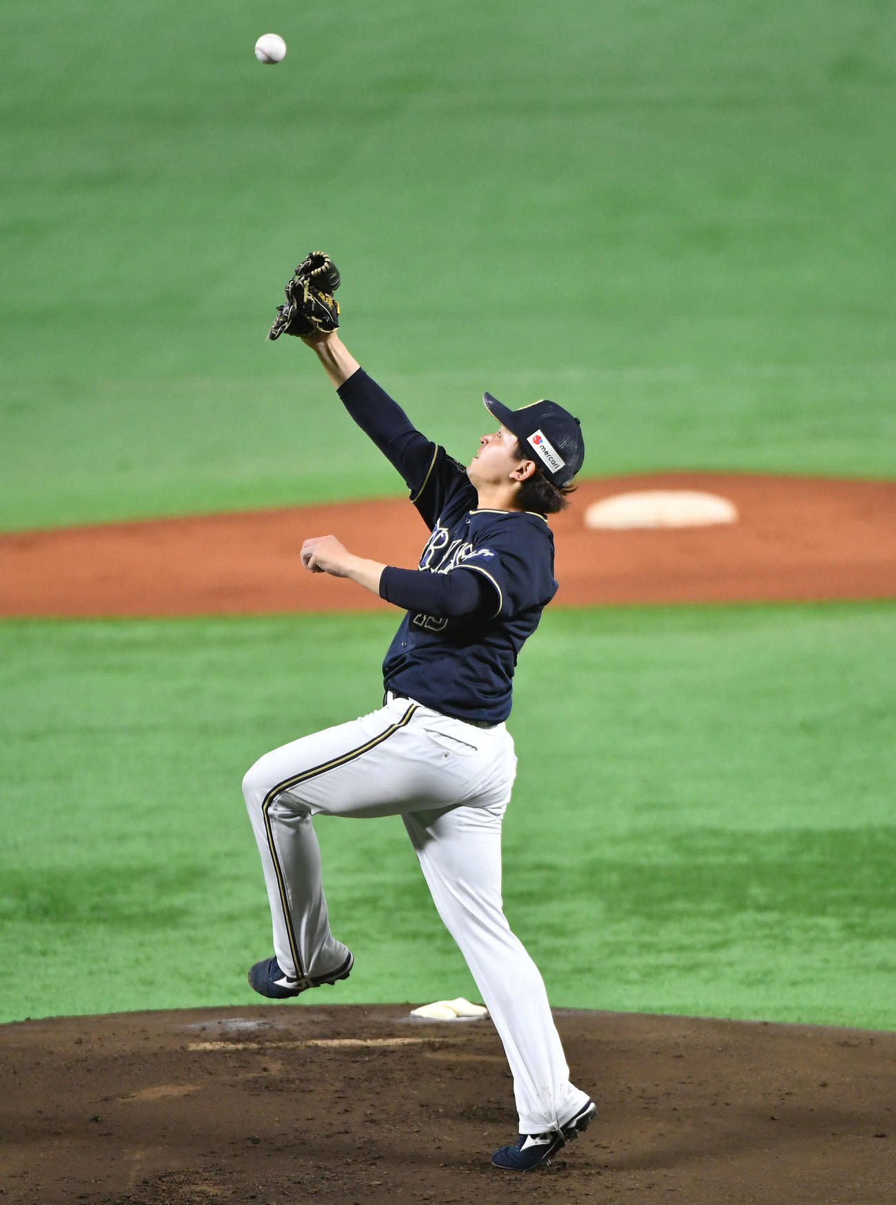 ソフトバンク対オリックス　1回裏ソフトバンク1死、宮城は今宮の投手返しを捕球できず、内野安打とされる（撮影・岩下翔太）
