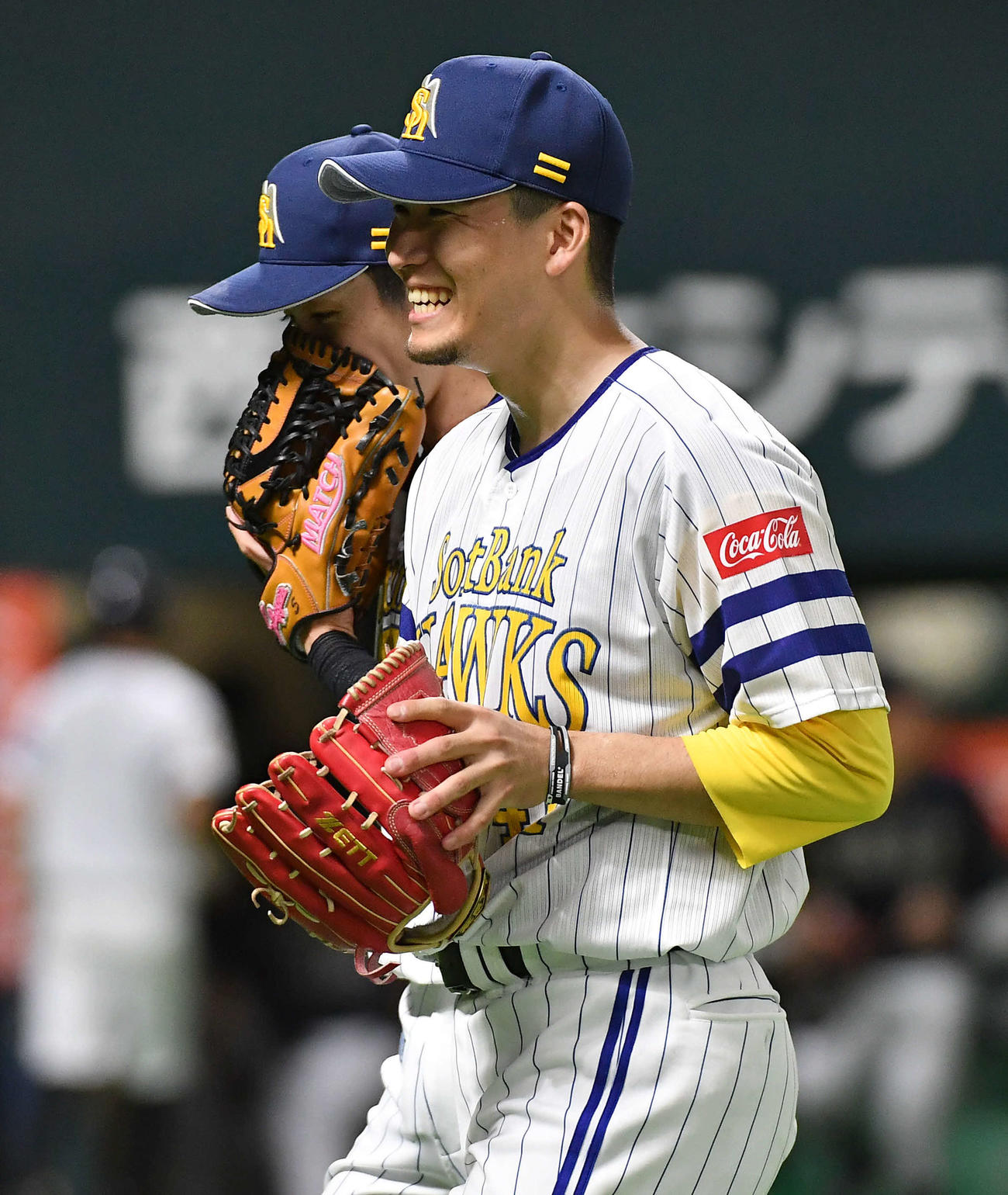ソフトバンク対オリックス　7回表オリックスの攻撃終了後、笑顔でベンチ戻る千賀（右）、左は周東（撮影・岩下翔太）