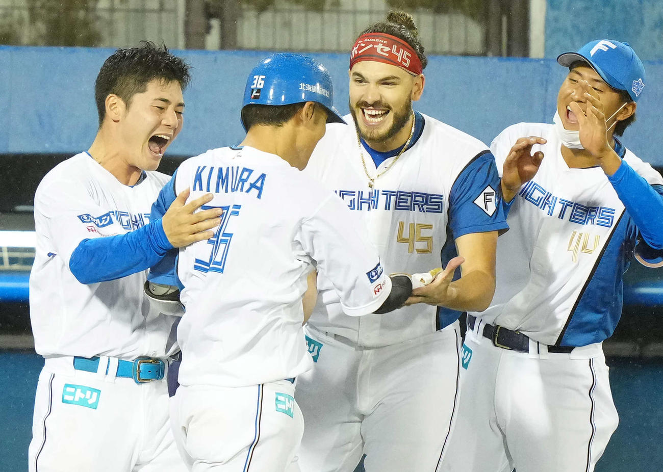 日本ハム対楽天　7回裏日本ハム2死二、三塁、逆転3点本塁打を放った木村（中央左）を出迎えるポンセ（同右）ら（撮影・江口和貴）