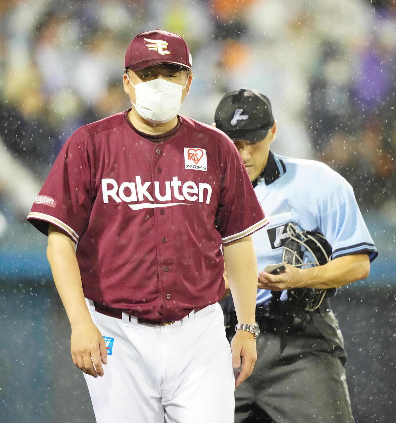 日本ハム対楽天　7回裏途中、楽天先発の則本の降板を告げた石井GM兼監督（撮影・江口和貴）