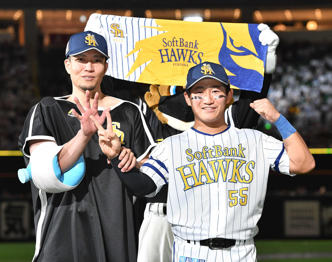 ソフトバンク対オリックス　オリックスに勝利し、7勝目を挙げた千賀（左）は野村大と指で7をつくる（撮影・岩下翔太）