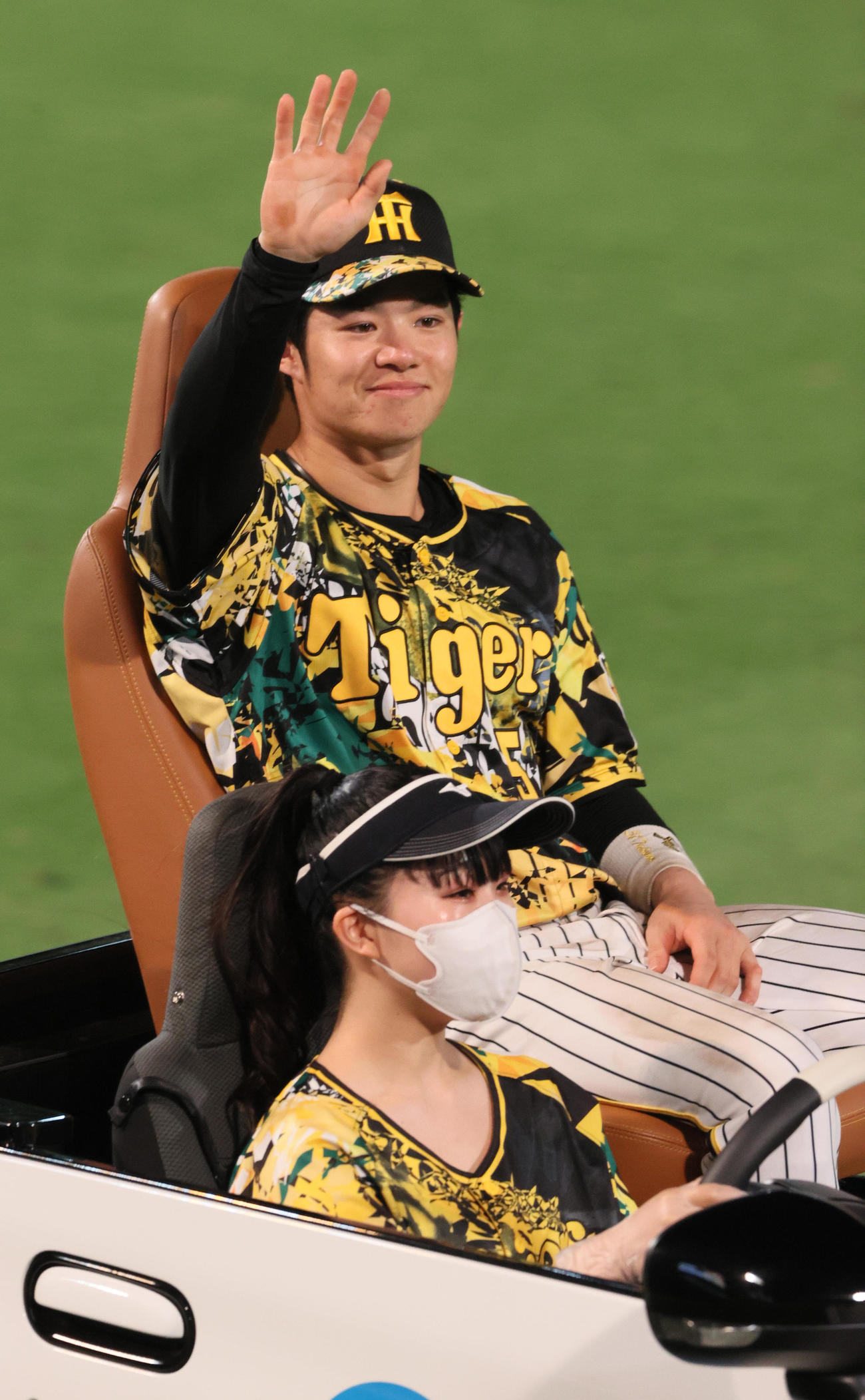 阪神対巨人　ファンの歓声に手を振って応える阪神中野（撮影・上山淳一）