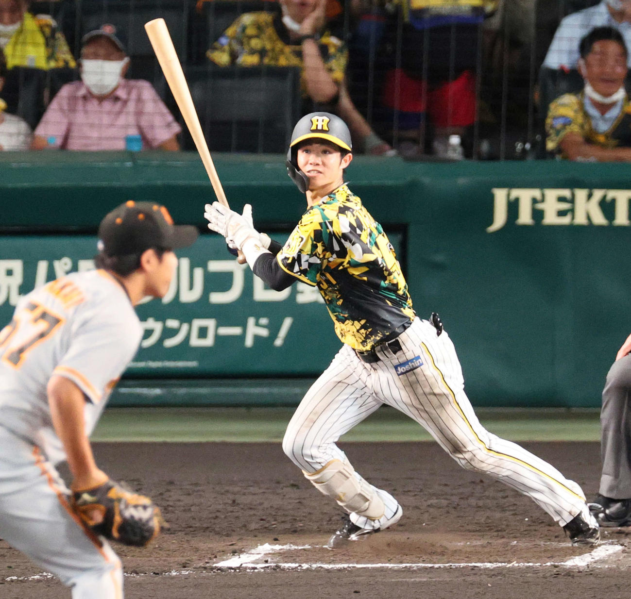 阪神対巨人　6回裏阪神1死、中野は右中間を破る三塁打を放つ（撮影・上山淳一）