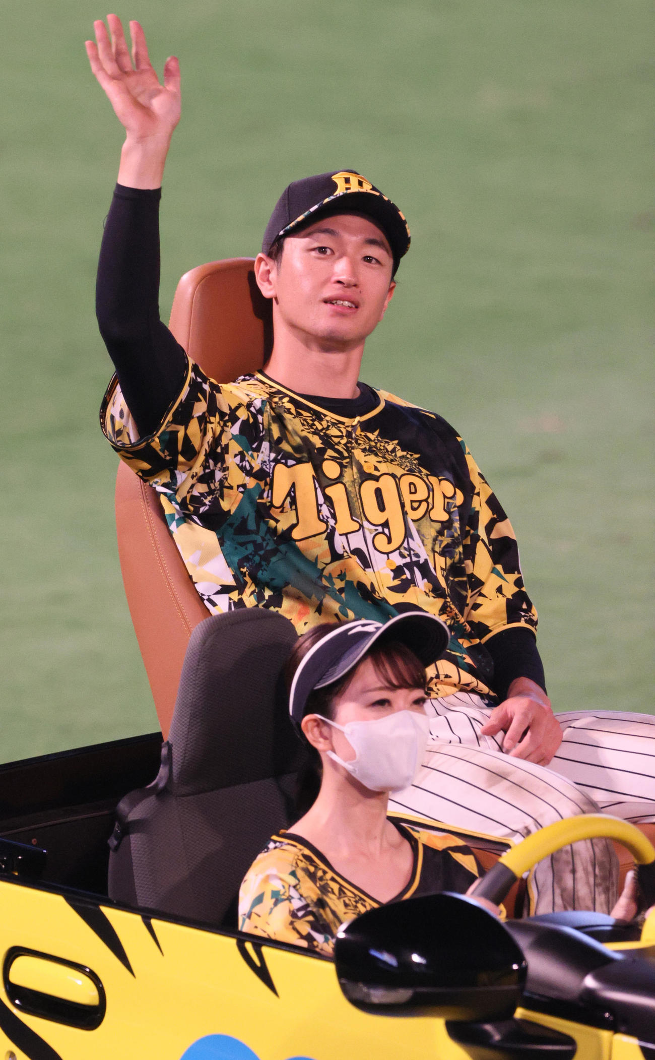 阪神対巨人　ファンの歓声に手を振って応える阪神近本（撮影・上山淳一）