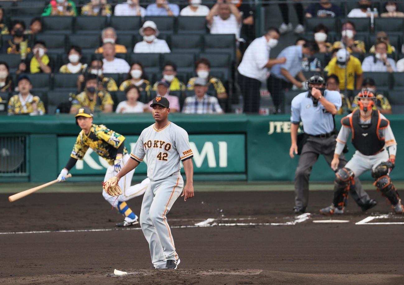 阪神対巨人　1回裏阪神1死二塁、メルセデス（手前）は近本に先制右前適時打を浴びる（撮影・上山淳一）