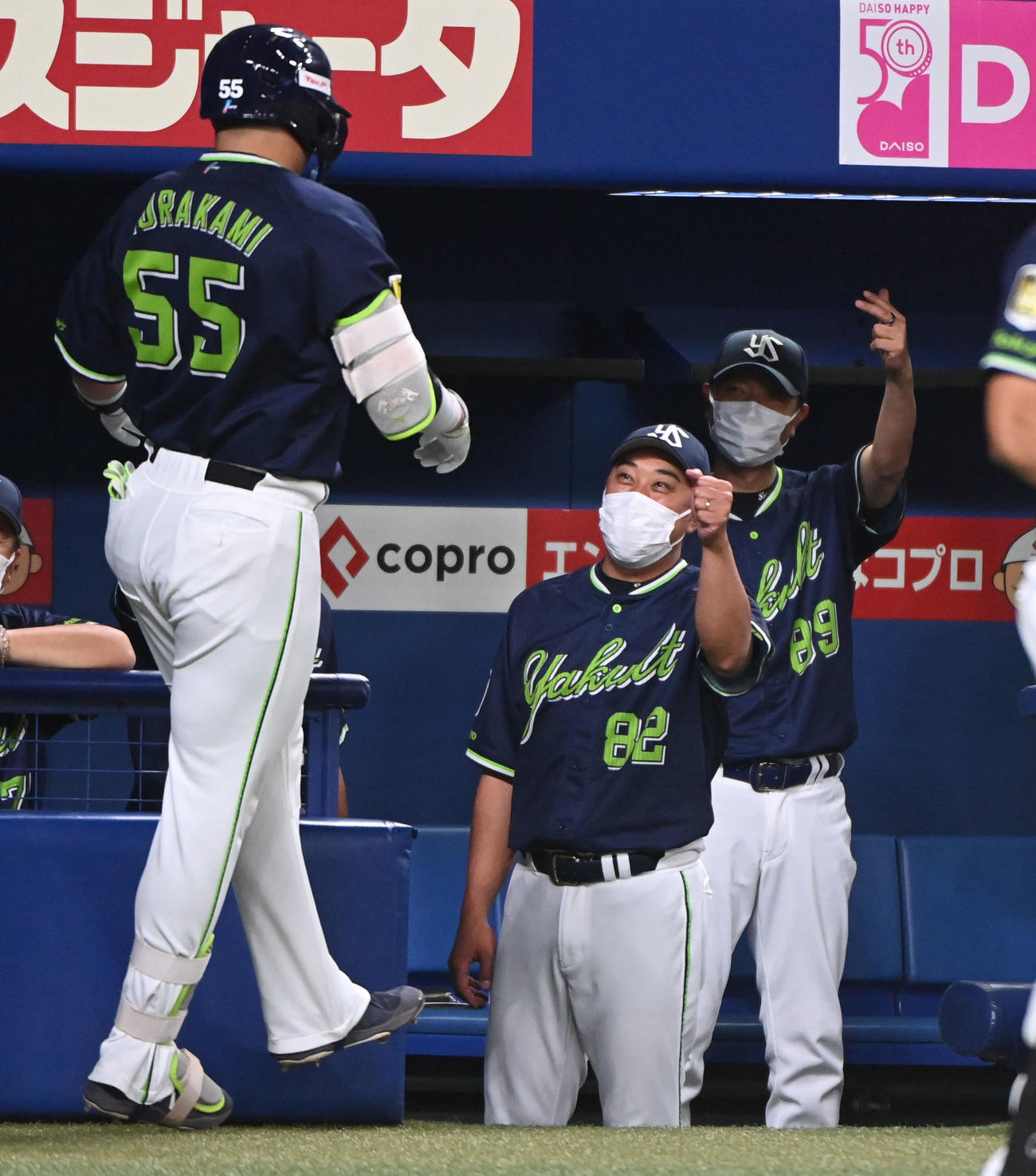 中日対ヤクルト　1回表ヤクルト2死一塁、中越え2点本塁打を放った村上（左）を迎える松元監督代行（中央）（撮影・森本幸一）