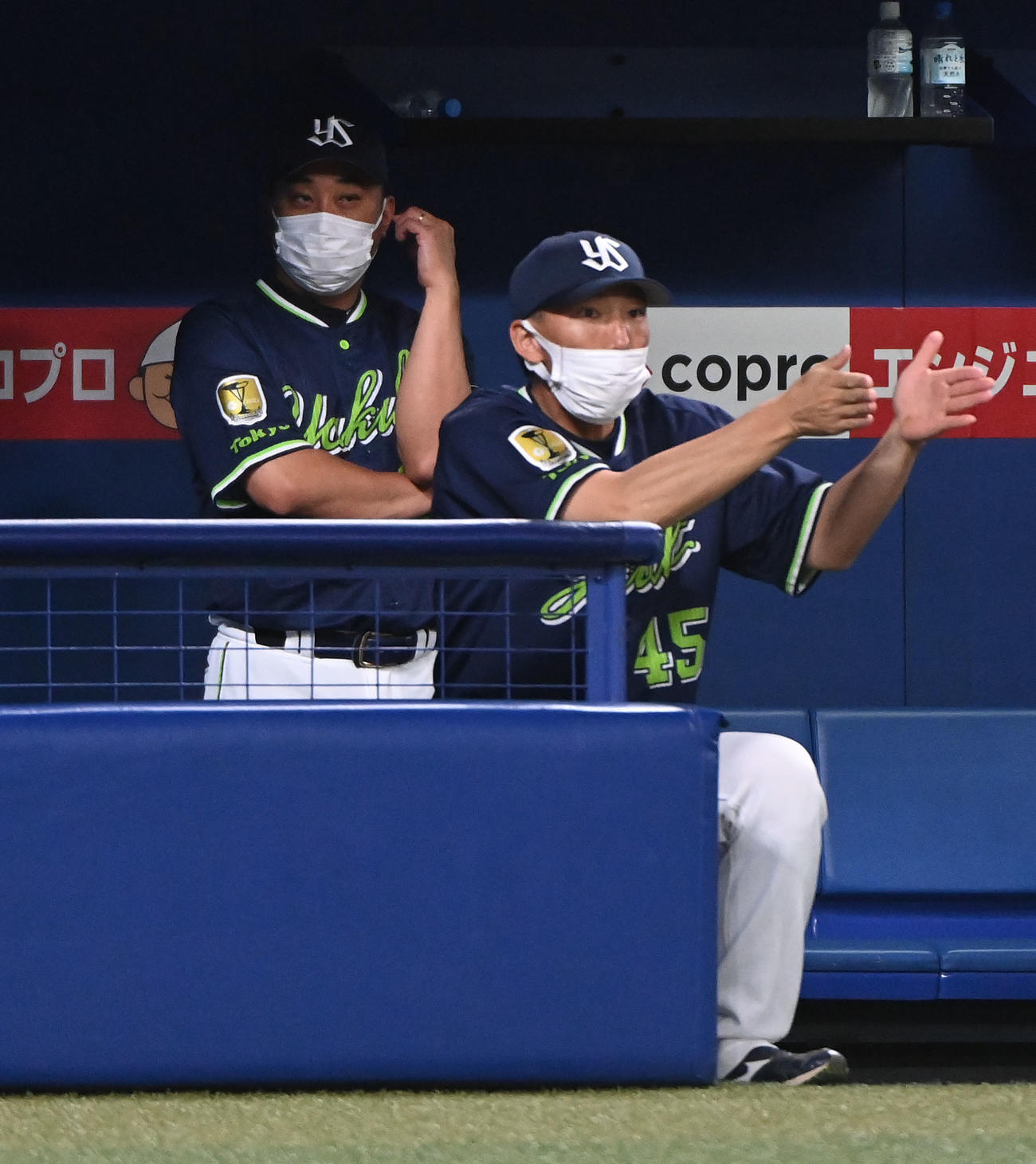 中日対ヤクルト　6回裏中日無死満塁、ベンチで戦況を見つめ考える松元監督代行（撮影・森本幸一）