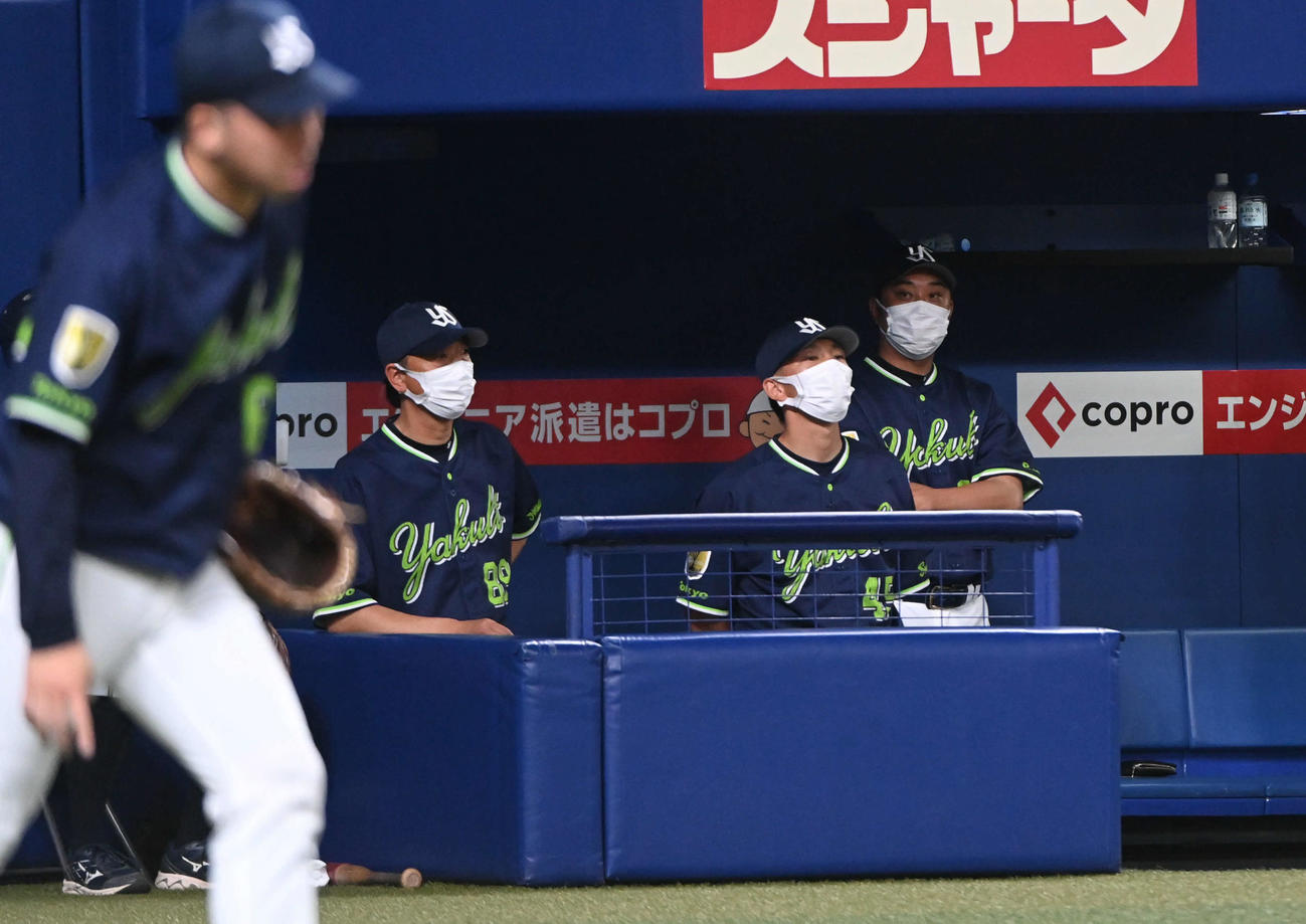中日対ヤクルト　7回裏中日2死二塁、木下に左前適時打を打たれグラウンドを見つめる松元監督代行（右）（撮影・森本幸一）