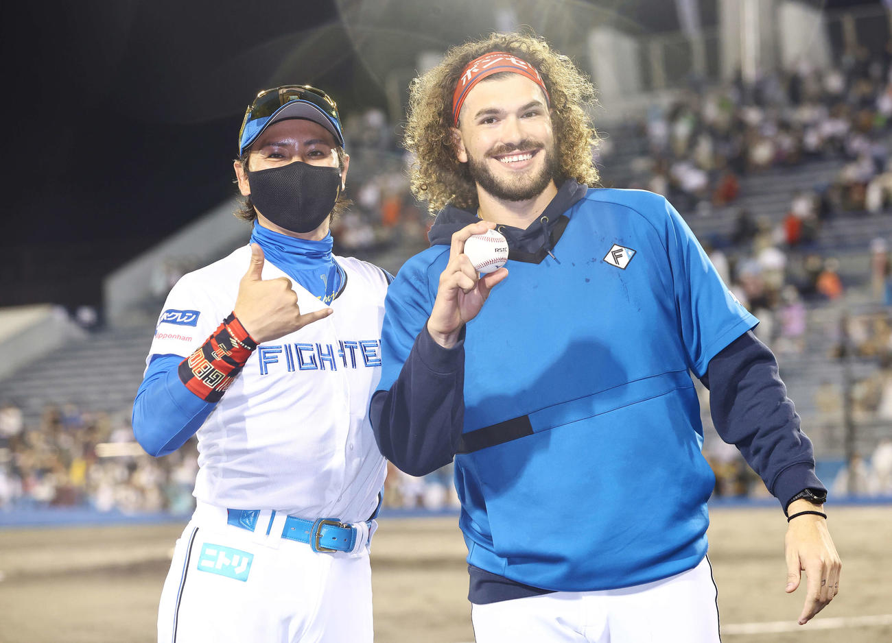 日本ハム対楽天　来日初勝利の日本ハムのポンセ（右）は勝利球を手に新庄監督と写真に納まる（撮影・垰建太）