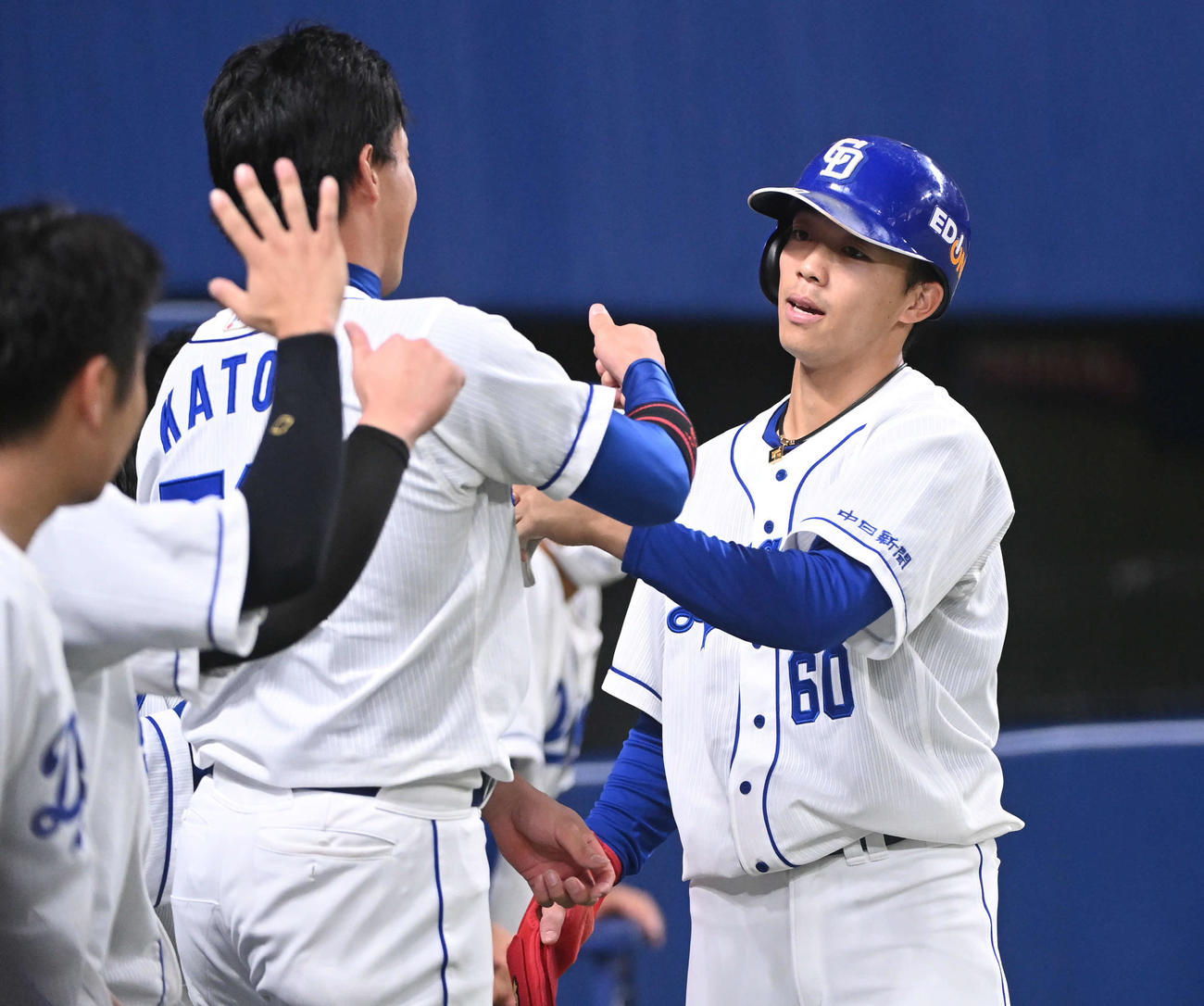 中日対ヤクルト　7回裏中日2死二塁、木下の中前適時打で生還しナインとタッチを交わす岡林（右）（撮影・森本幸一）