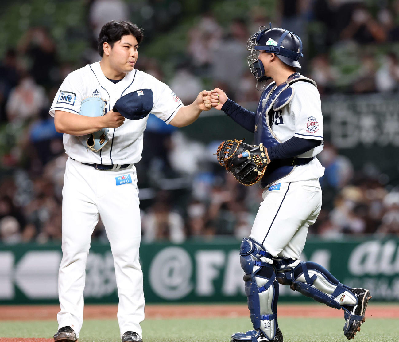 西武対ロッテ　最後を締めた平良（左）は笑顔で捕手古賀とグータッチ（撮影・浅見桂子）