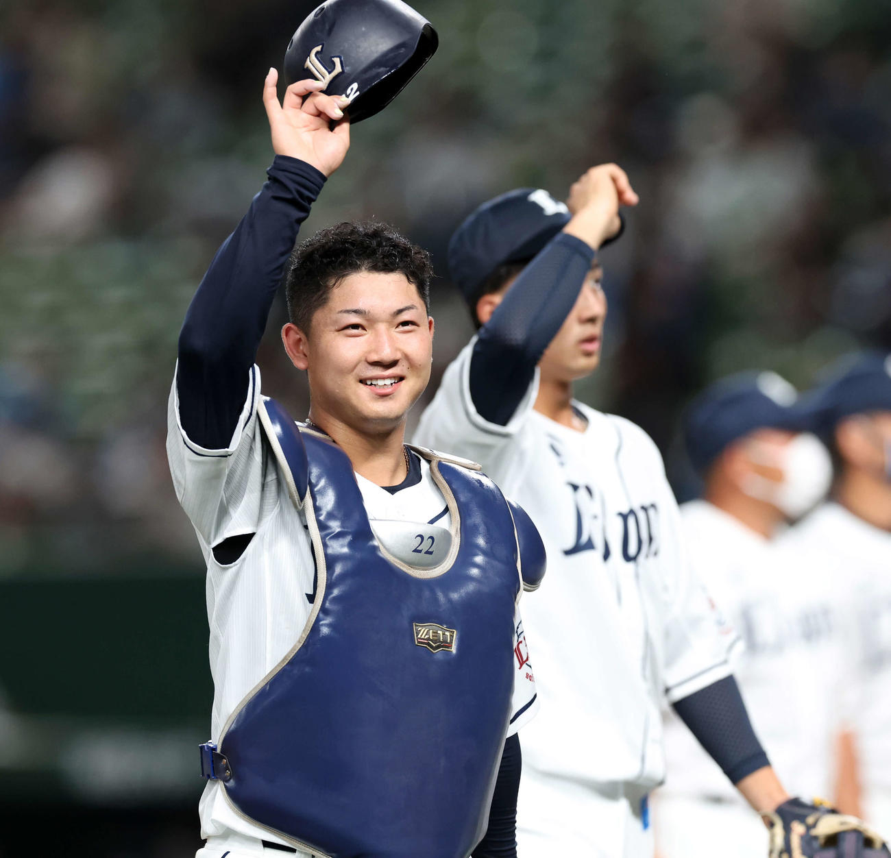西武対ロッテ　勝利し、スタンドに笑顔で手を振る西武古賀（撮影・浅見桂子）
