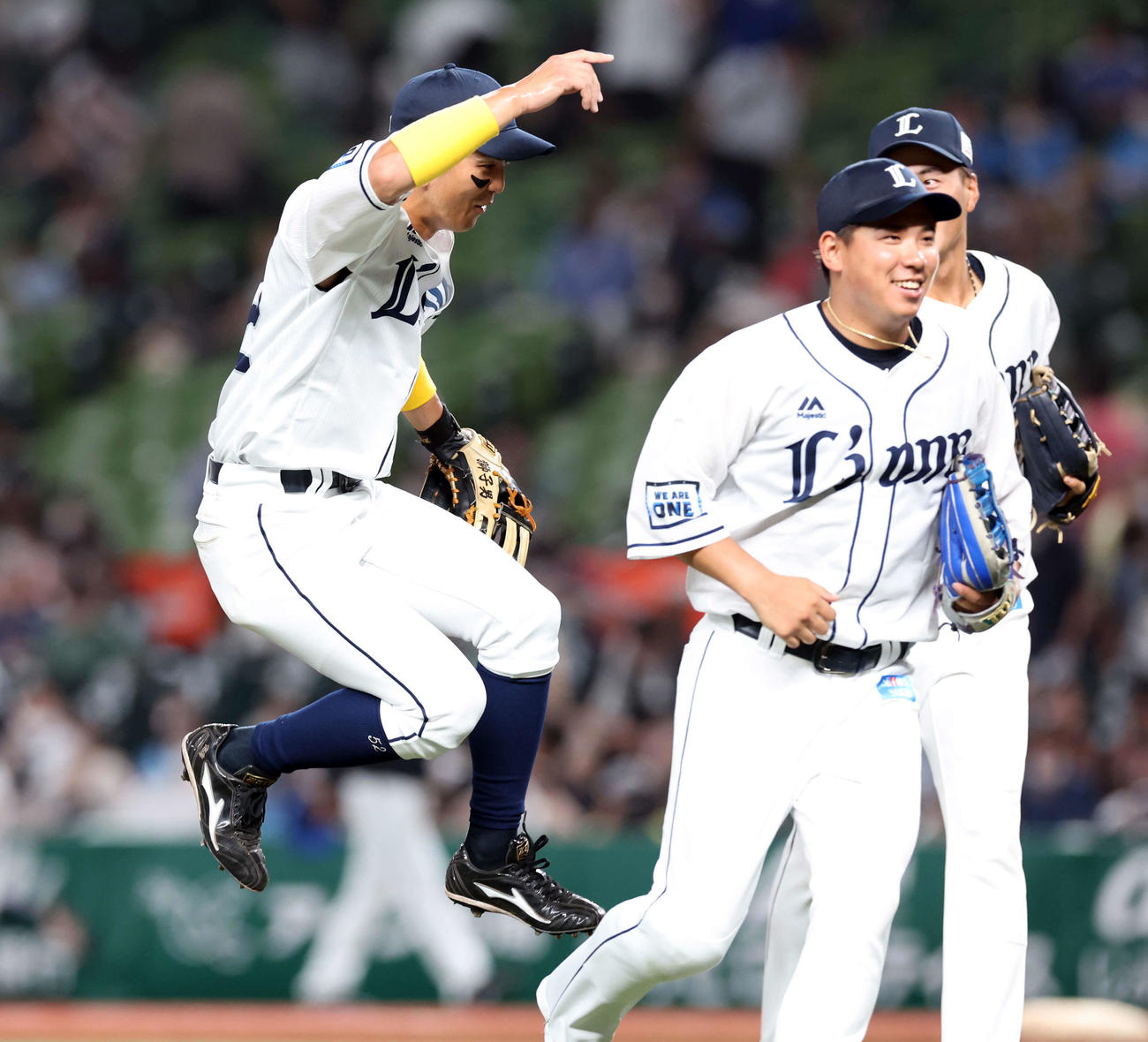 西武対ロッテ　ロッテを0封で勝利し、ジャンプして喜ぶ山田（左）ら西武ナイン（撮影・浅見桂子）