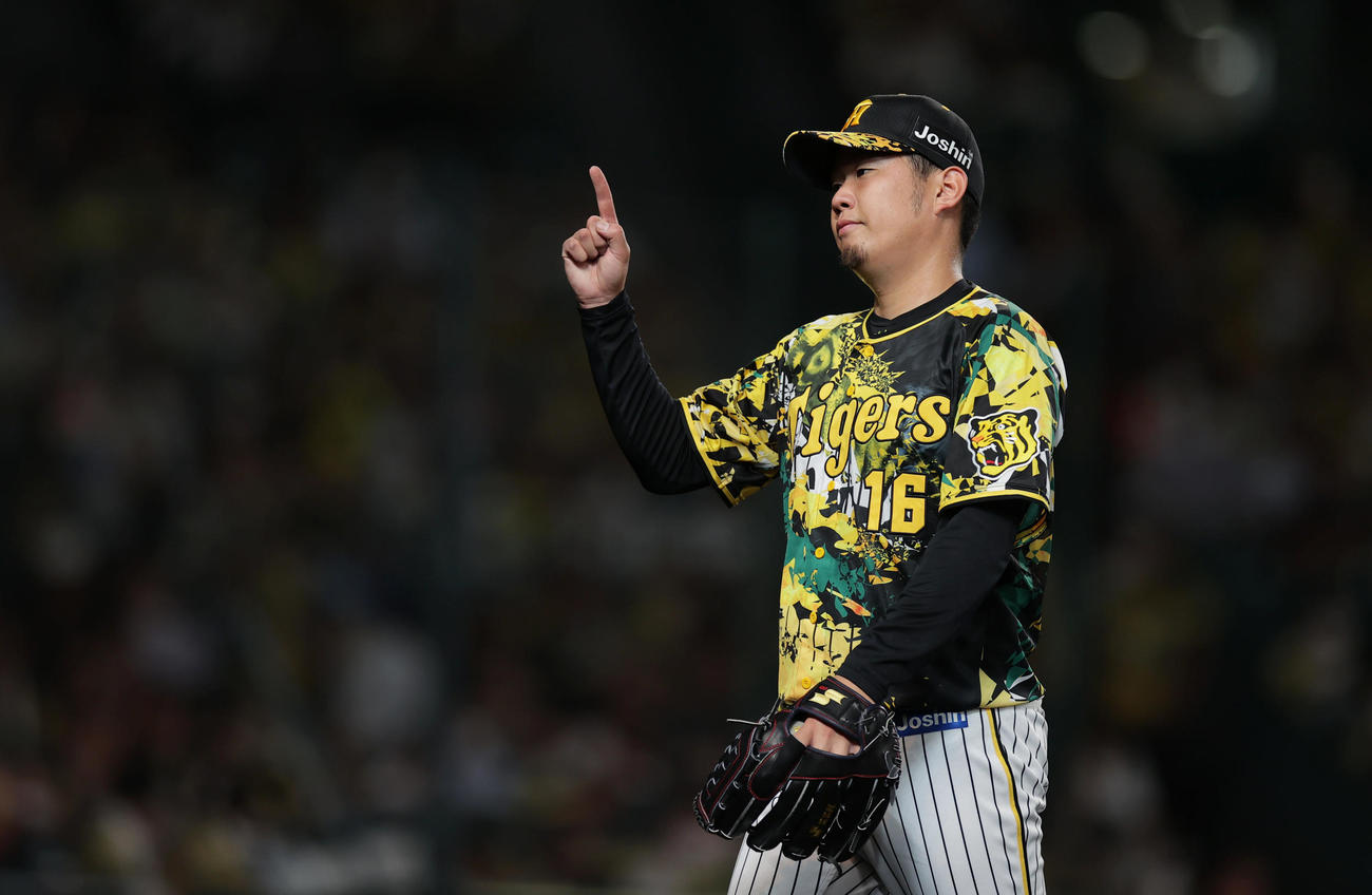 阪神対巨人　6回表の巨人打線を抑え、指を突き上げながらベンチへ戻る阪神西勇（撮影・前田充）